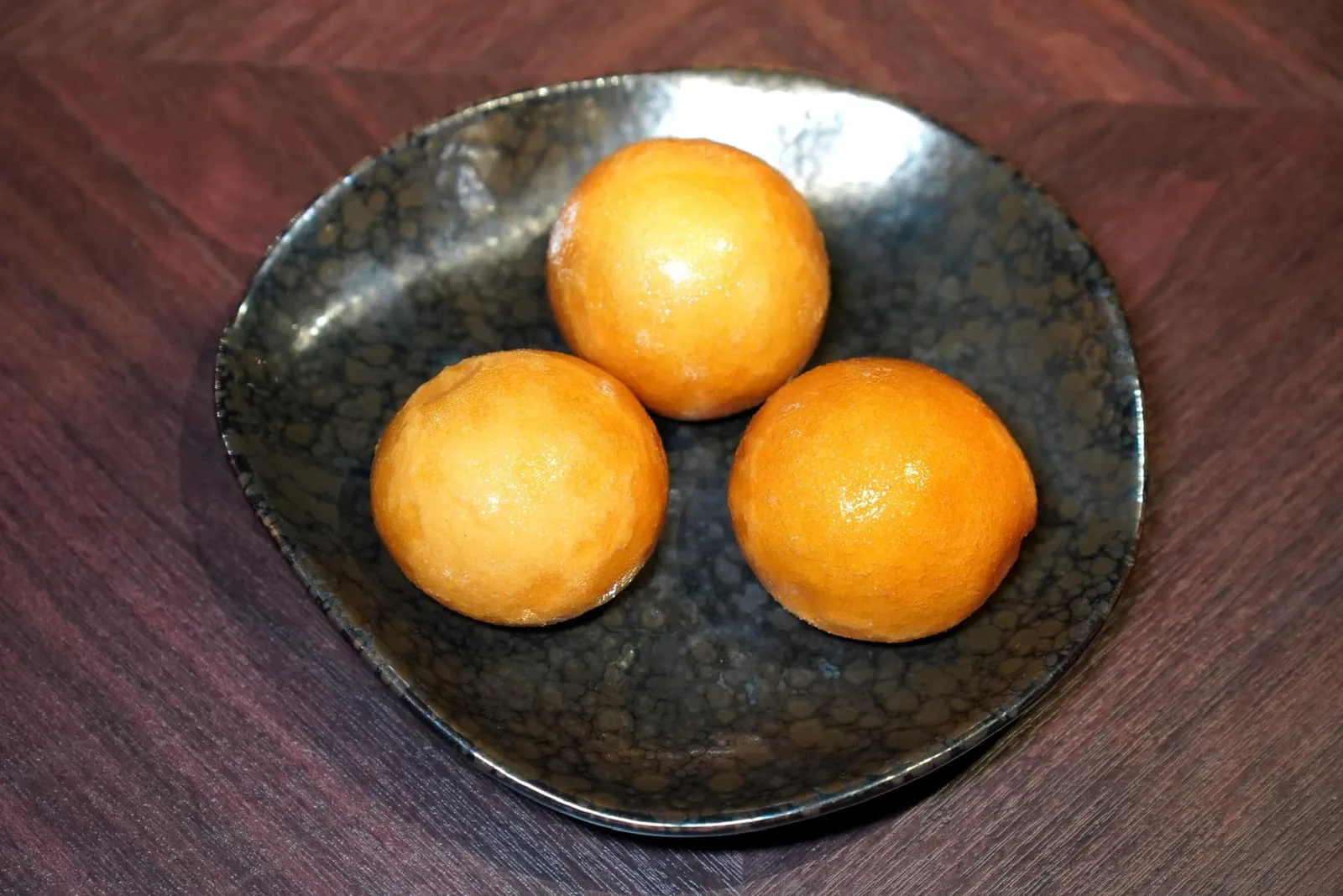 脆皮流沙包 (48 HKD+)Deep-fried Custard Bunsซาลาเปาทอดทรงกลมไม่อมน้ำมัน และในสอดไส้ครีมคัสตาร์ดหอมมันเค็มลาวาในอัตราส่วนที่พอเหมาะ (14/20)