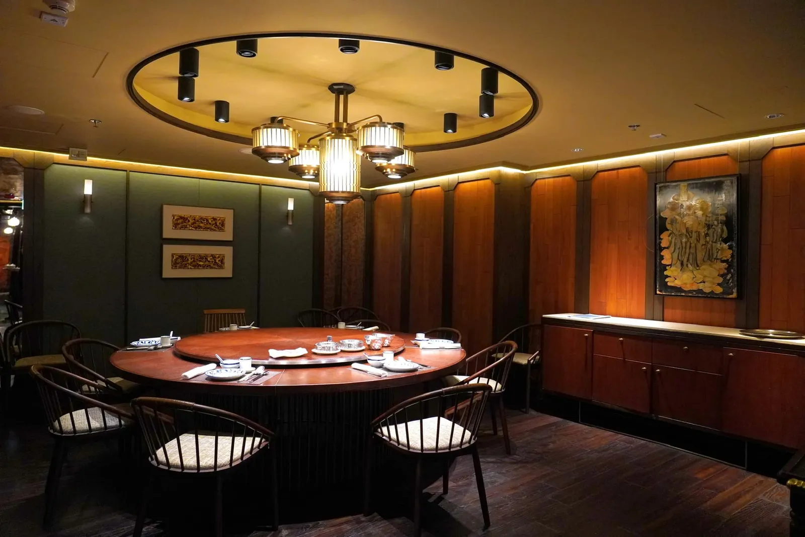 นอกจากนี้สำหรับใครที่มาเป็นกลุ่มใหญ่สามารถขอจองห้อง Private Room เพื่อความเป็นส่วนตัวได้อีกด้วย