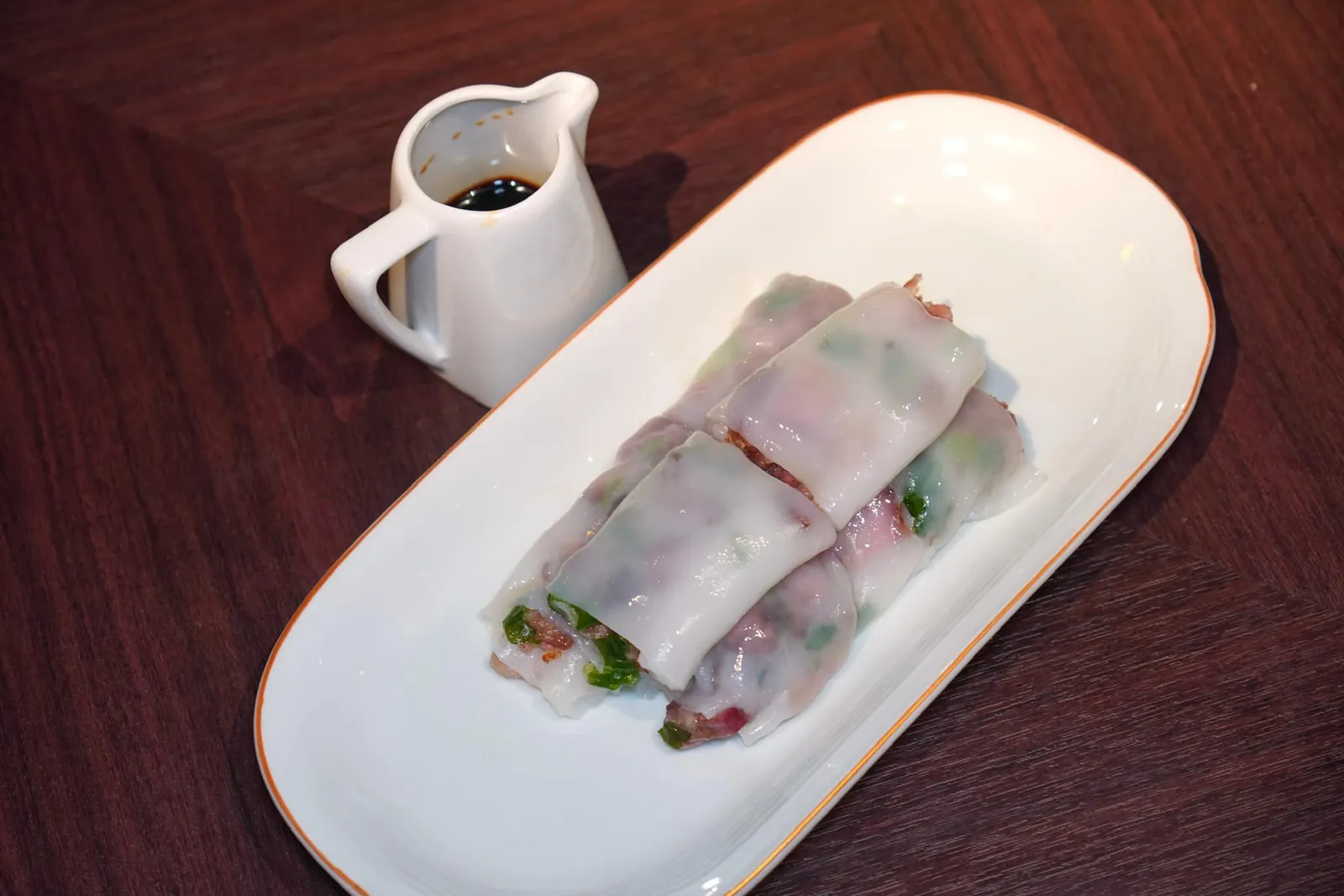 招牌叉燒腸粉 (69 HKD+)Steamed Rice Rolls with Barbecued PorkCheung Fun หรือก๋วยเตี๋ยวหลอด แป้งหนาเท่ากันทั้งชิ้นด้านในสอดไส้หมูแดงที่มีความสู้ฟันแต่ไม่เหนียว (15/20)