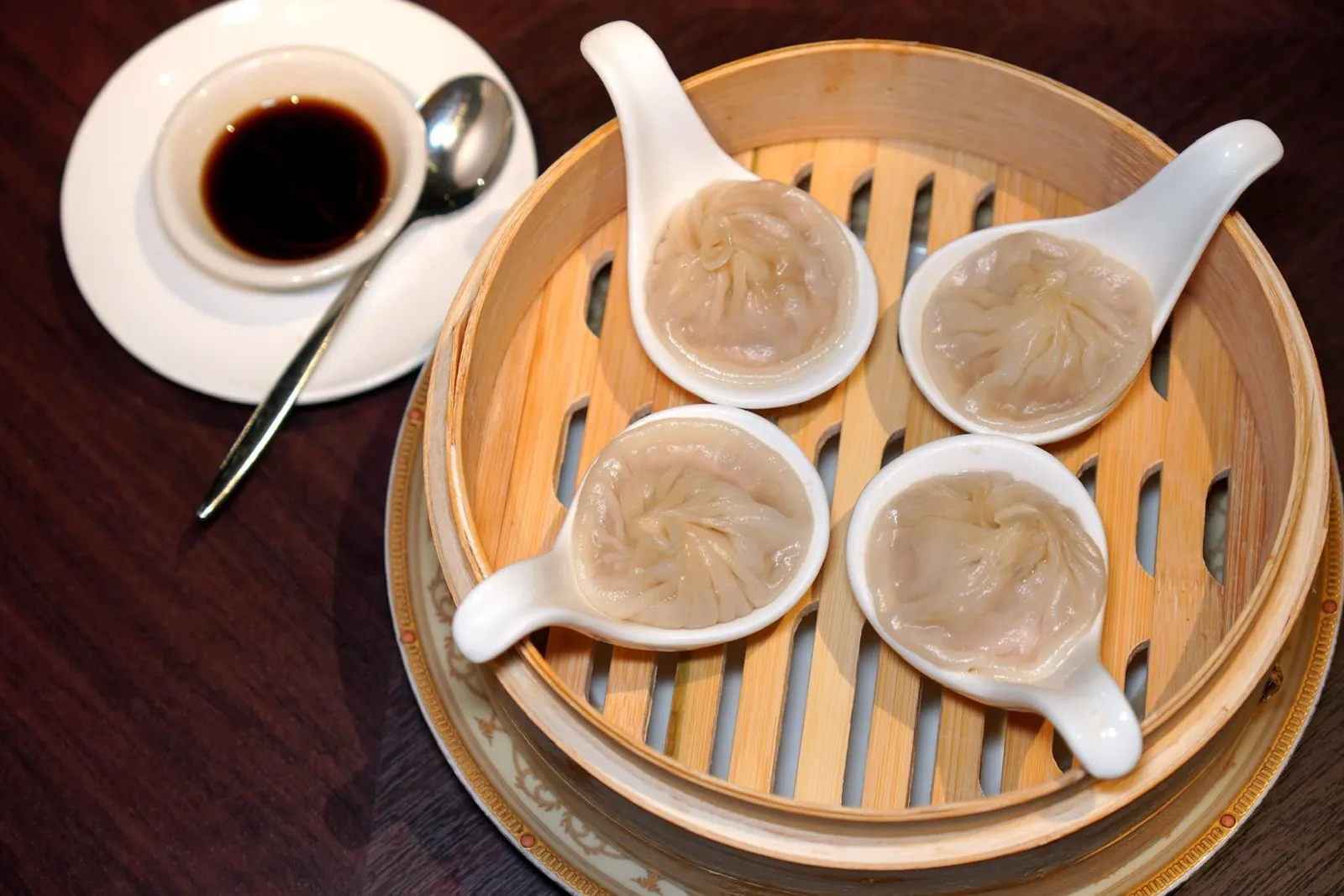 逸東小籠包 (48 HKD+)Shanghai Soup Dumplings with Minced Porkเสี่ยวหลงเปาเตรียมออกมาได้อย่างไร้ที่ติ ชั้นแป้งบาง ไส้หมูด้านในสับละเอียดได้ดีจนเคี้ยวแล้วนุ่มเกือบละลาย น้ำซุปข้างในรสชาติกลมกล่อมตัดกันกับความเปรี้ยวของซอสที่ราดลงไปด้านนอก (15/20)