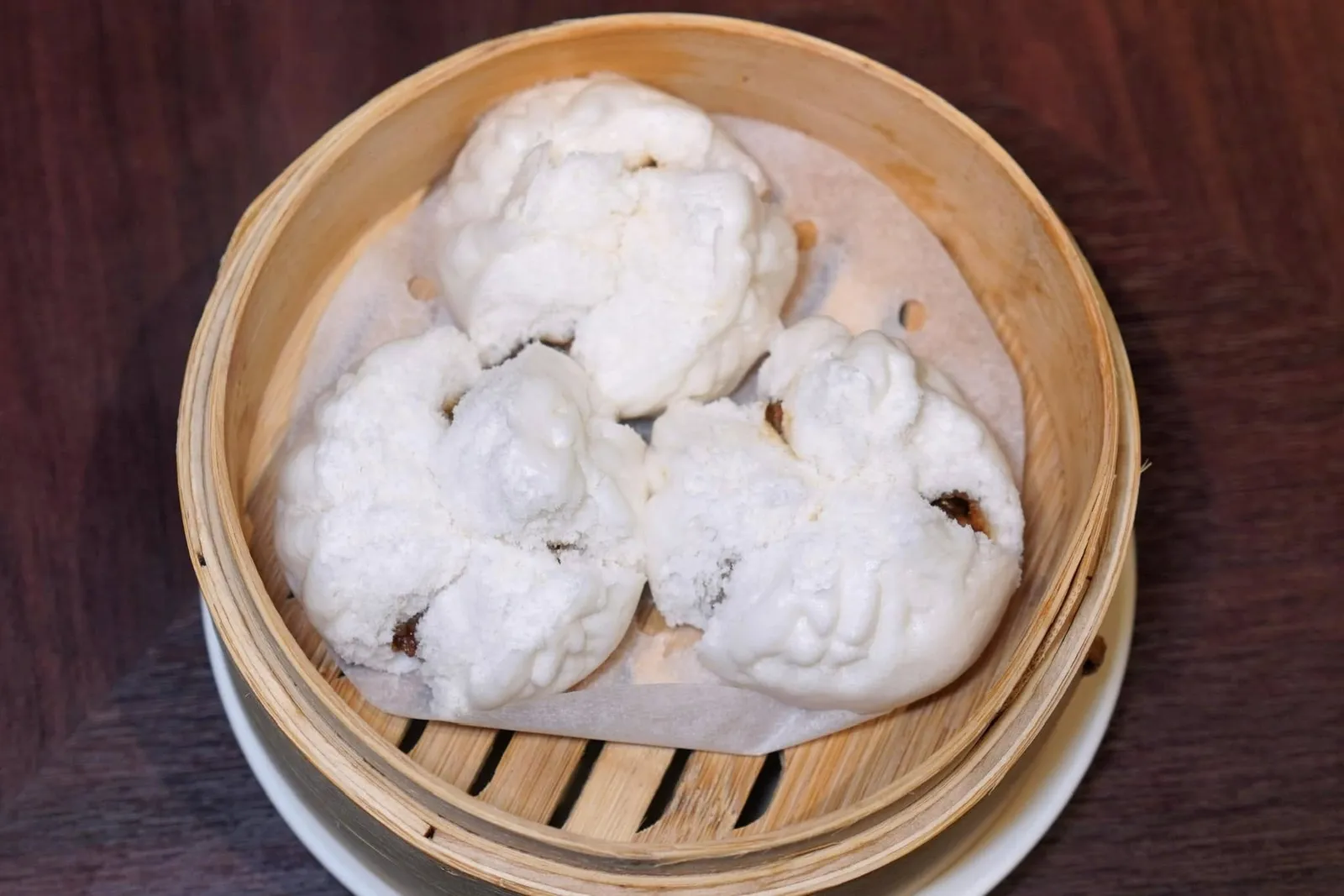 蠔皇叉燒包 (38 HKD+)Steamed Barbecued Pork Bunsซาลาเปาไส้หมูแดงนึ่งออกมามีแป้งนุ่มเคี้ยวง่ายไม่หนักท้อง ไส้หมูแดงตรงกลางนุ่มละลายมีรสหวานพอเหมาะ (15/20)