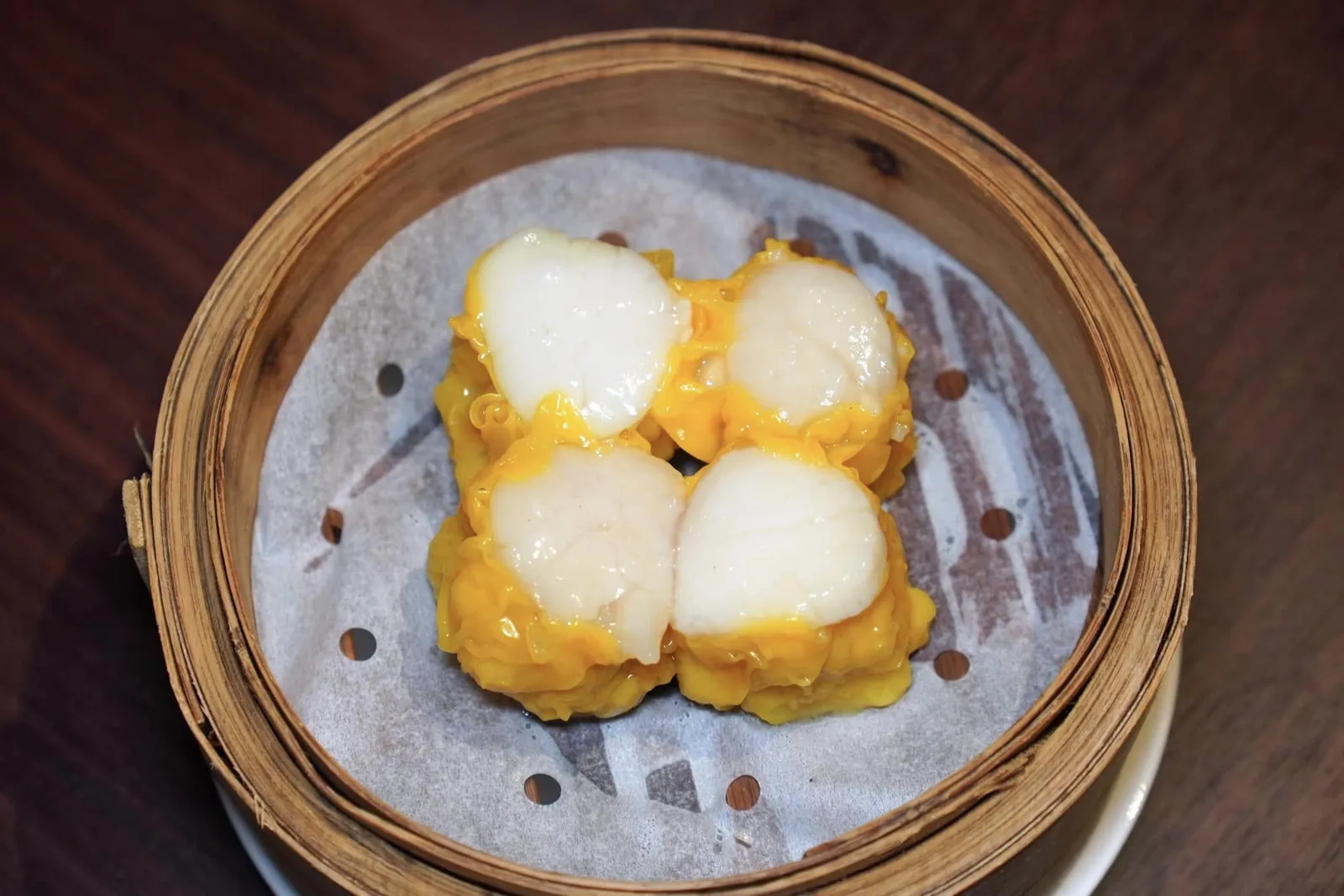 帶子蒸燒賣 (48 HKD+)Steamed Pork Dumplings with Fresh Scallop and Shrimpขนมจีบมีอัตราส่วนของหมูและกุ้งห่อหมกสังเกตได้จากความสู้ฟันเพียงเบา ๆ ของไส้ตรงกลาง ด้านนอกพักจับจีบได้อย่างสวยงาม ส่วนด้านบนท็อปด้วยหอยเชลล์สดให้รสชาติหวานกำลังดี (15/20)