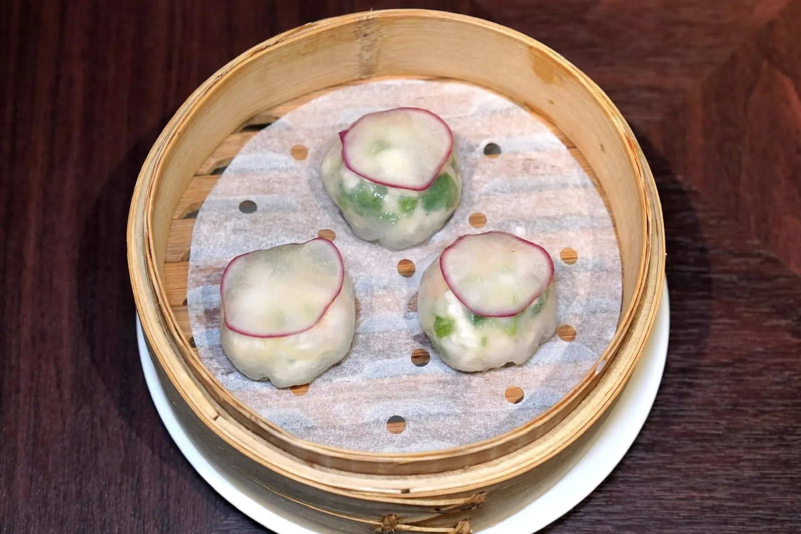 賽磅蟹帶子蒸餃 (58 HKD+)Steamed Scallop Dumplings with Egg Whiteแป้งเกี๊ยวทรงกลมนึ่งให้เนื้อสัมผัสสัมผัสนุ่มหนึบ ด้านในสอดไส้เนื้อหอยเชลล์และไข่ขาว จากนั้นเพิ่มมิติความกรอบด้วยแรดิชฝานบาง (14/20)