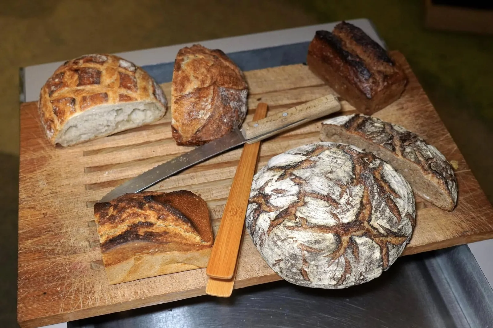 BREADถัดมาคือขนมปังจากรถเข็นประกอบไปด้วย Country Bread, Cereal Bread, Spelt Bread, Rye Bread และ White Bread