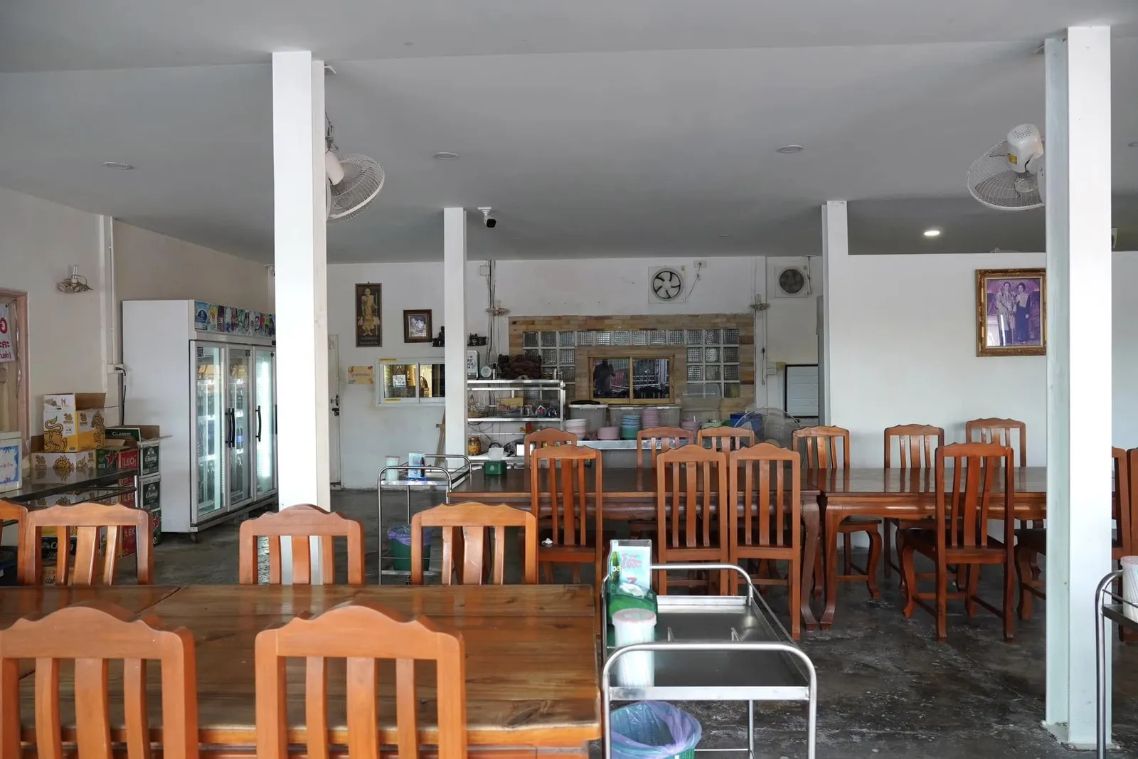 ตัวร้านดัดแปลงมาจากบ้านเจ้าของร้าน เพดานสูงโปร่งทำให้อากาศถ่ายเทสะดวก