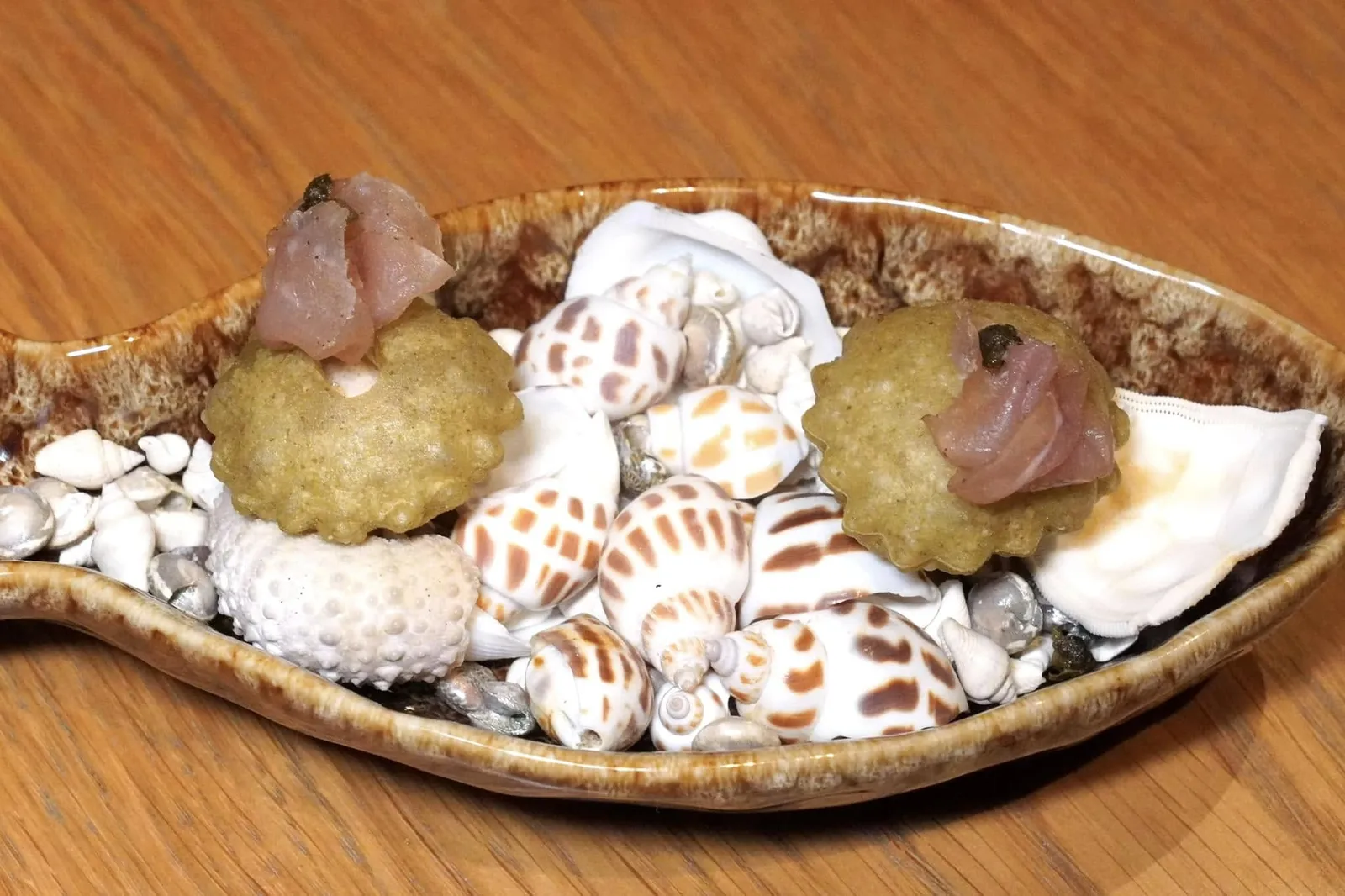 AMUSE BOUCHEถัดมาคือบิสกิตกรอบที่มีอโรมาหอม ๆ ของเคเปอร์ ด้านบนท็อปด้วยเนื้อลูกวัวและปลาทูน่า (16/20)