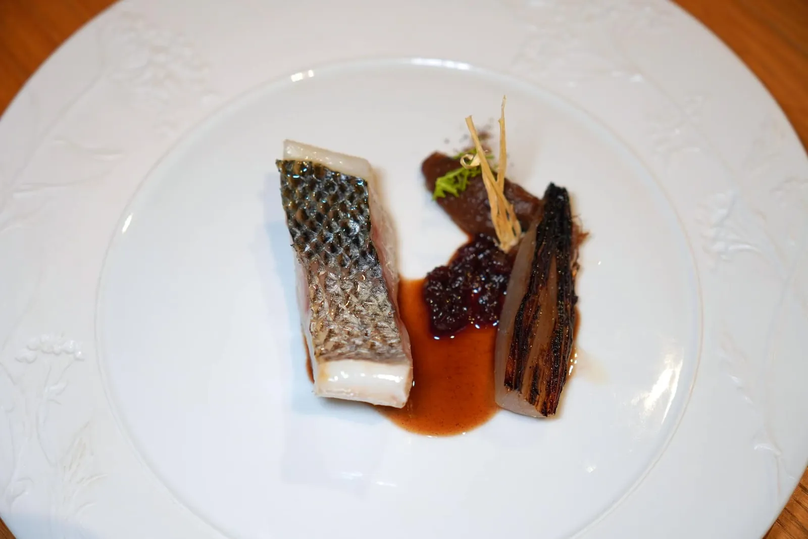 POIVRADEFish of the day at the return of the auction, timut pepper Cyril's vinegar, smoked shallotSauce Poivrade หรือซอสพริกไทยดำเป็นเมนูที่เชฟนำเสนอชิ้นปลา Sea Bass จากทะเลเมดิเตอร์เรเนียนย่างมาสุกพอเหมาะจับคู่กับรสชาติของหอมแดงเผา นอกจากนี้ยังมีเพียวเรหอมแดงที่ผ่านการรมควันเพียงเล็กน้อยแล้วปรุงรสด้วยพริกไทย Timut สุดท้ายคือซอสกระดูกปลาให้รสชาติที่เข้มข้น (16/20)