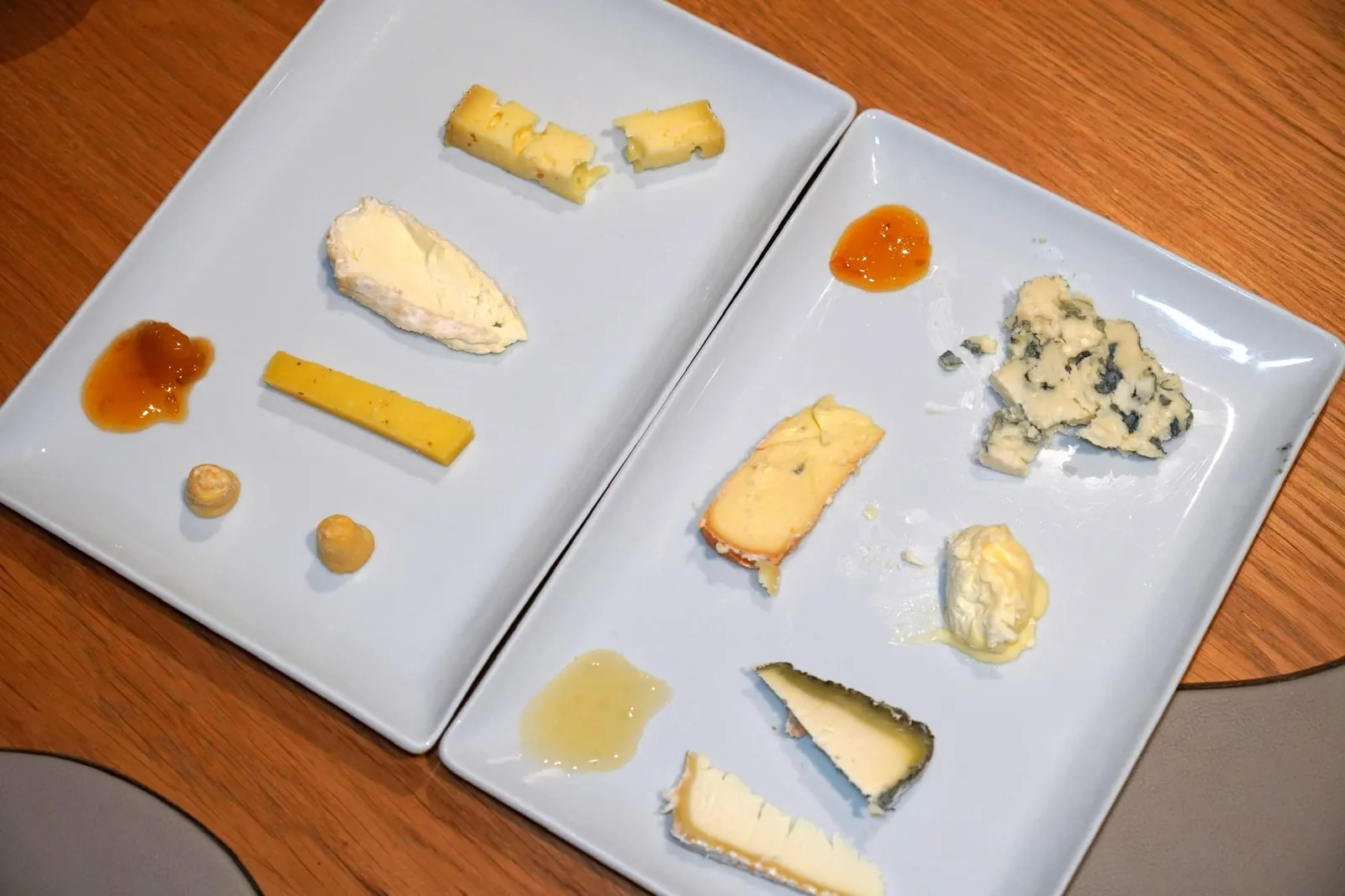 FROMAGES...From here and elsewhereพนักงานจะแนะนำและจัดเรียงมาให้บนจานแบบพร้อมชิม