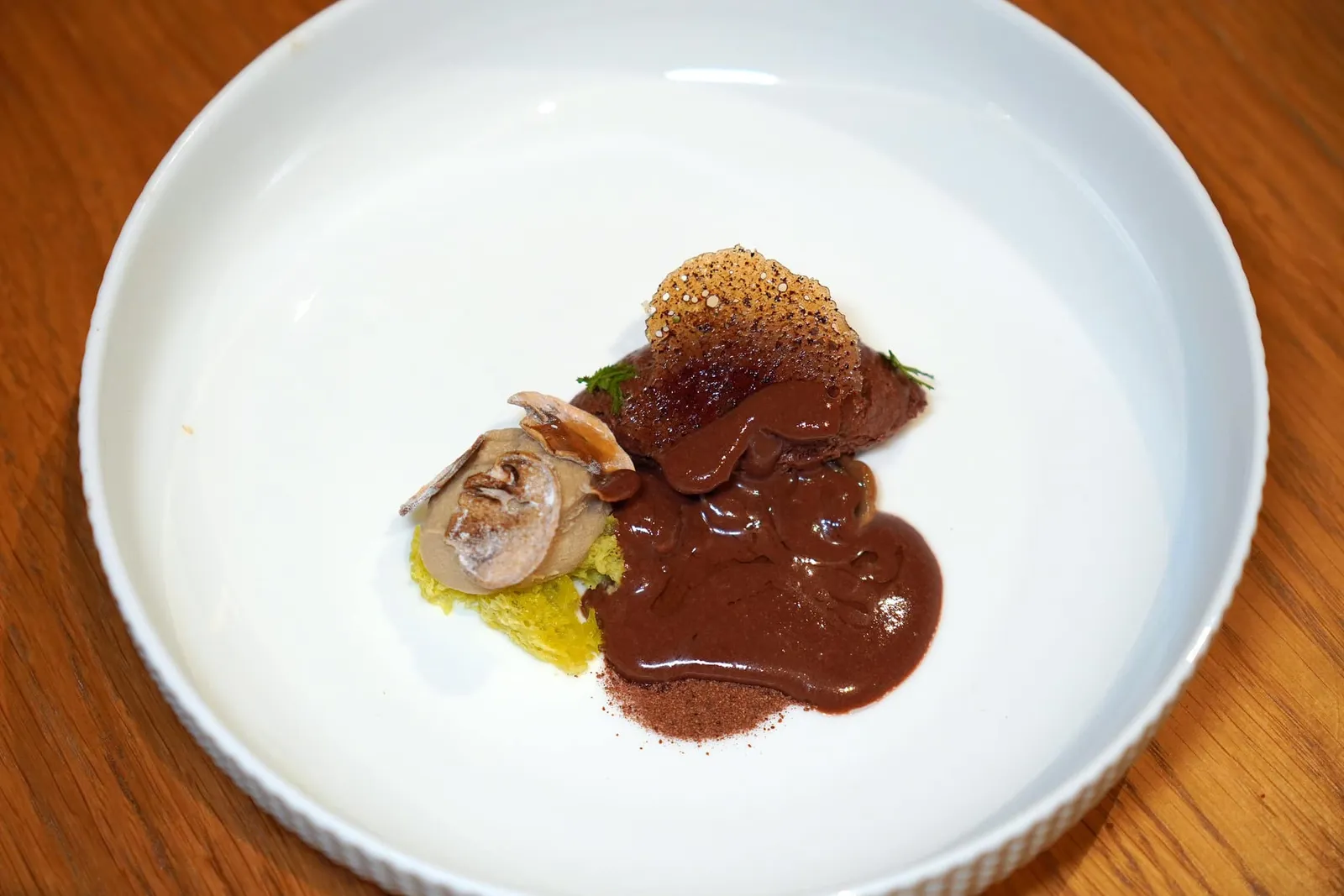 CHOCOLAT À LA CUILLÈRE...From the Dominican Republic, button mushroom, Sponge cake, lemon gelของหวานอีกจานที่เราได้ลองในวันนี้คือช็อกโกแลตในรูปแบบของมูสเนื้อเนียนและเห็ดกระดุมฝานบาง ด้านล่างรองด้วยสปองเค้กและเจลเลมอน เชฟเสิร์ฟมากับไอศกรีมเห็ด Ceps ก่อนจะเทราดซอสที่เตรียมขึ้นมาจากช็อกโกแลตและน้ำมันมะกอกที่มีอโรมาของ Marigold ลงไป (17/20)