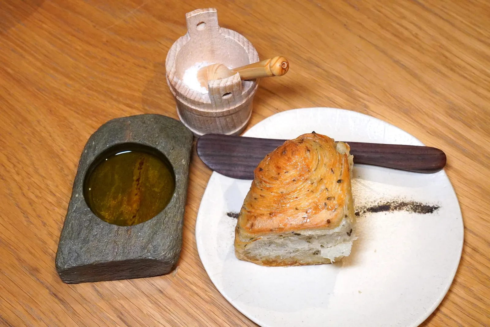 BREADขนมปังอย่างแรกคือ Puffed Bread ที่มีอโรมาหอม ๆ ของ Lemon และ Thyme ข้าง ๆ คือน้ำมันมะกอก Arbequina ที่มีกลิ่นและอโรมาเฉพาะตัว
