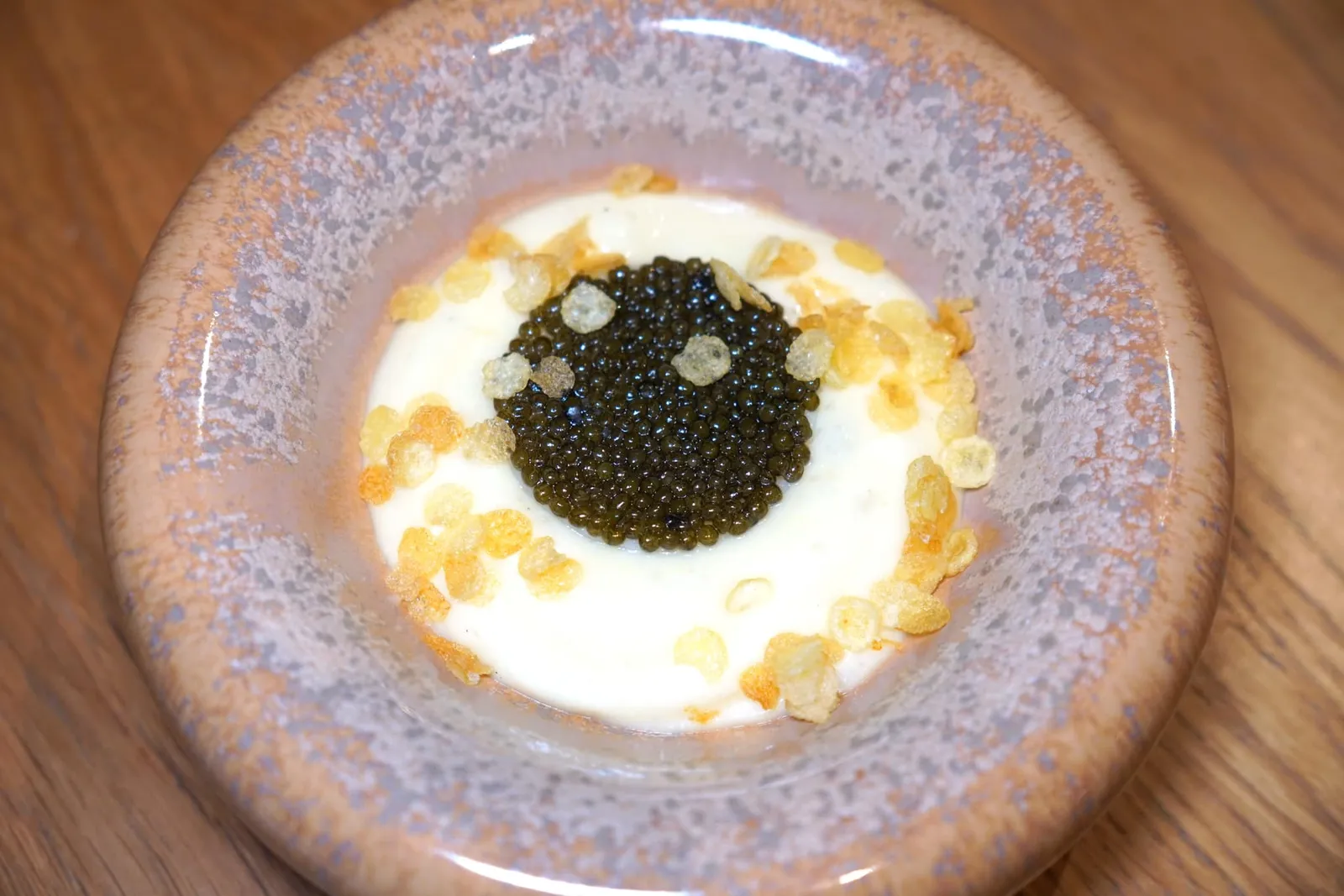 PARMENTIER...Mediterranean Sea fig, shampire smoked potato, shellเริ่มต้นจาก Parmentier ที่เชฟนำเสนอมาเป็นมันฝรั่งรมควันท็อปด้านบนด้วยคาเวียร์คุณภาพสูงให้รสชาติเค็มละมุน ด้านในมีหอย Bigu ให้เนื้อสัมผัสนุ่มหนึบตัดกันกับความเบาของมันฝรั่งและคาเวียร์ จากนั้นเพิ่มมิติทางเนื้อสัมผัสด้วยแผ่นชิปส์มันฝรั่งโฮมเมดที่ด้านบน (17/20)