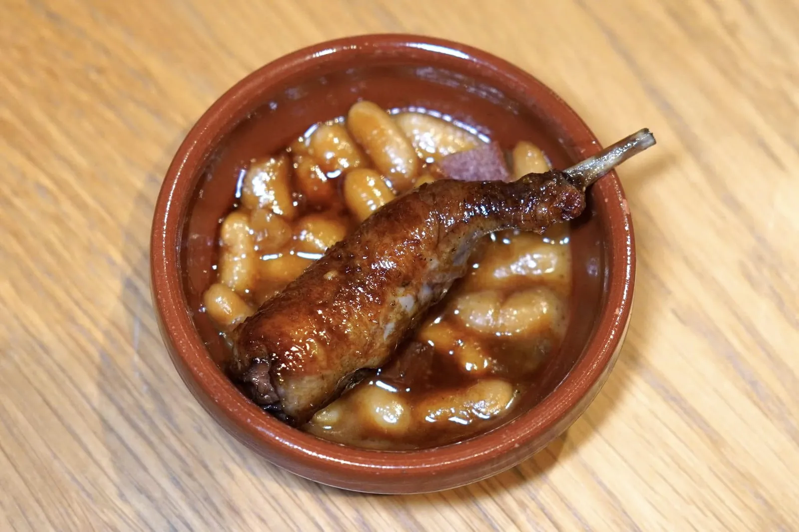 CASSOULET...Claypot cooked Pigeon filet, stuffed pigeon leg, dried tunaในถ้วยเล็กคือขานกพิราบย่างแล้วเสิร์ฟมากับปลาทูน่าแห้งและถั่วขาวแบบต้นตำรับ (17/20)