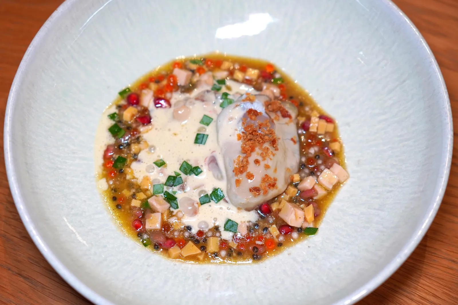 VIERGE...Oyster from Giol, egg from Coume Sourde farm, Pressed caviar, crispy chicken skin, mertensiaหอยรางรมจากผู้ผลิตตระกูล Giol ในเมือง La Seyne-sur-Mer เสิร์ฟมาแบบสด ๆ เย็น ๆ ท็อปด้านบนด้วยอีมัลชั่นของหอยนางรม ด้านล่างรองด้วยองค์ประกอบของไก่ต๊อก Guinea Fowl จากนั้นพนักงานจะเทราด Sauce Vierge ที่เตรียมมาจากน้ำมันมะกอก, ไข่จาก Coume Sourde Farm, สาคู, คาเวียร์, ไข่ปลา และเมล็ดทับทิมสร้างมิติทางเนื้อสัมผัสที่แตกต่างกันได้อย่างหลากหลาย รสชาติของซอสมีความเข้มข้น อย่างไรก็ตามหอยนางรมชิ้นโตที่ใส่มายังมีอุณหภูมิและโทนของความเป็นทะเลซึ่งโดดขึ้นมาจากองค์ประกอบอื่น ๆ อยู่บ้าง (15/20)