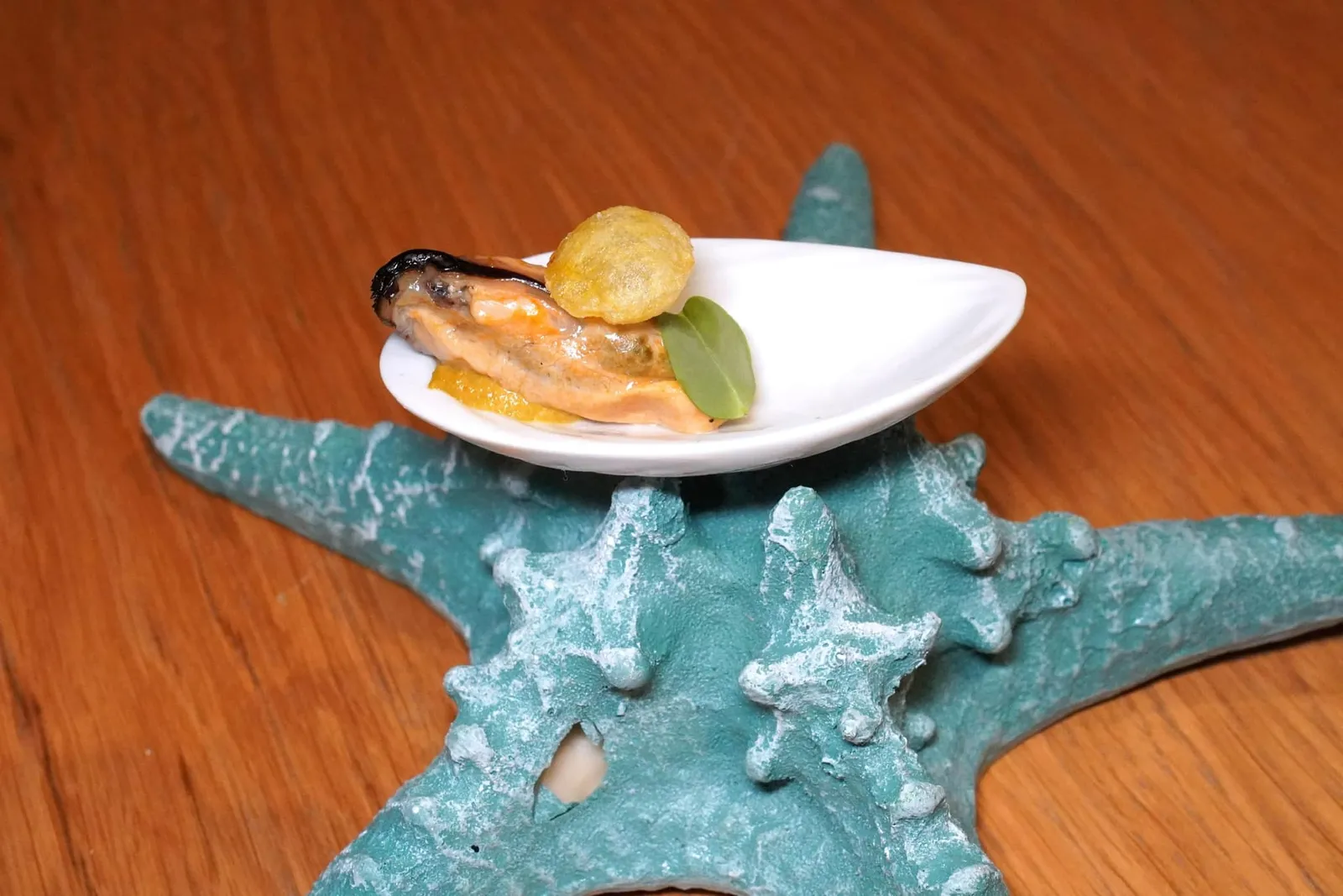 AMUSE BOUCHEหอยแมลงภู่นุ่มหนึบวางมาคู่กับใบ Sage ด้านบนท็อปด้วย Pommes Soufflé เพิ่มความกรอบ ด้านล่างมีองค์ประกอบของผักหลายชนิด (16/20)