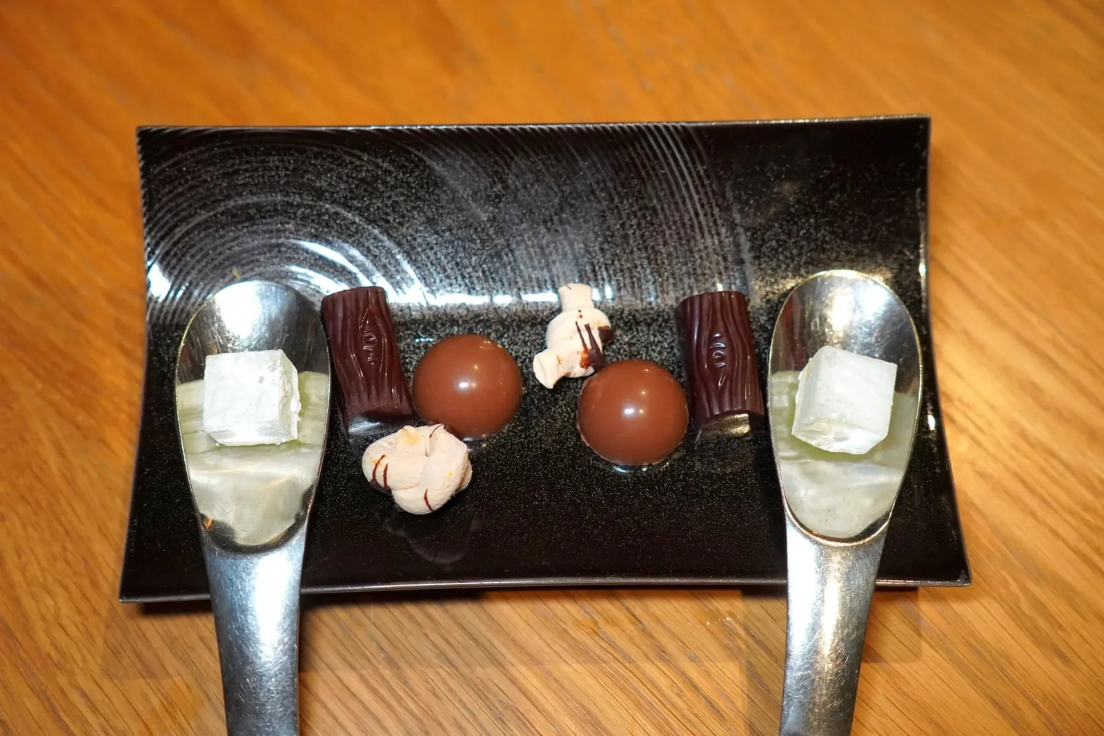 MIGNARDISESปิดท้ายด้วย Chocolate หลายอย่างและ Coating ที่บรรจุเหล้า Green Chartreuse อยู่ด้านใน