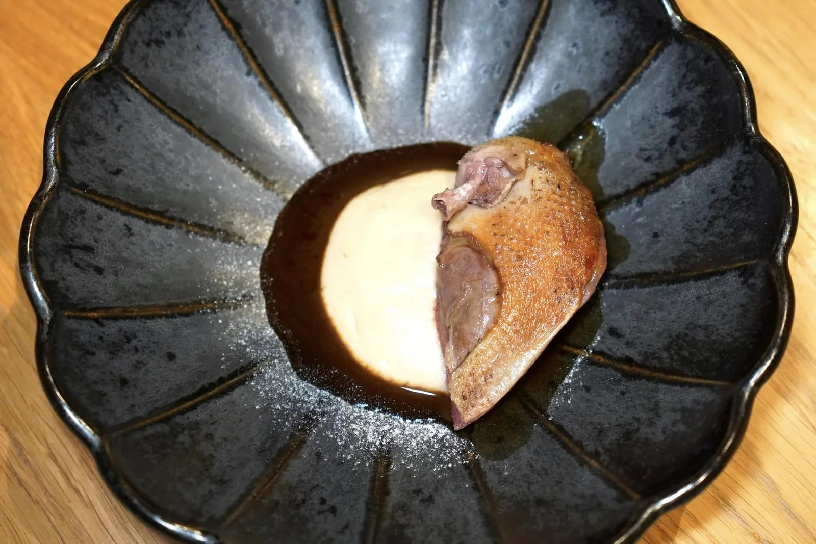 CASSOULET...Claypot cooked Pigeon filet, stuffed pigeon leg, dried tunaเนื้อนกพิราบเสิร์ฟมาที่ความสุกระดับ Medium-Rare ด้านล่างรองด้วย Cassoulet Purée เนื้อเนียนและซอส Pigeon Jus ที่มีอโรมาหอม ๆ ของปลาทูน่าและรสชาติที่รสชาติเข้มข้น (17/20)
