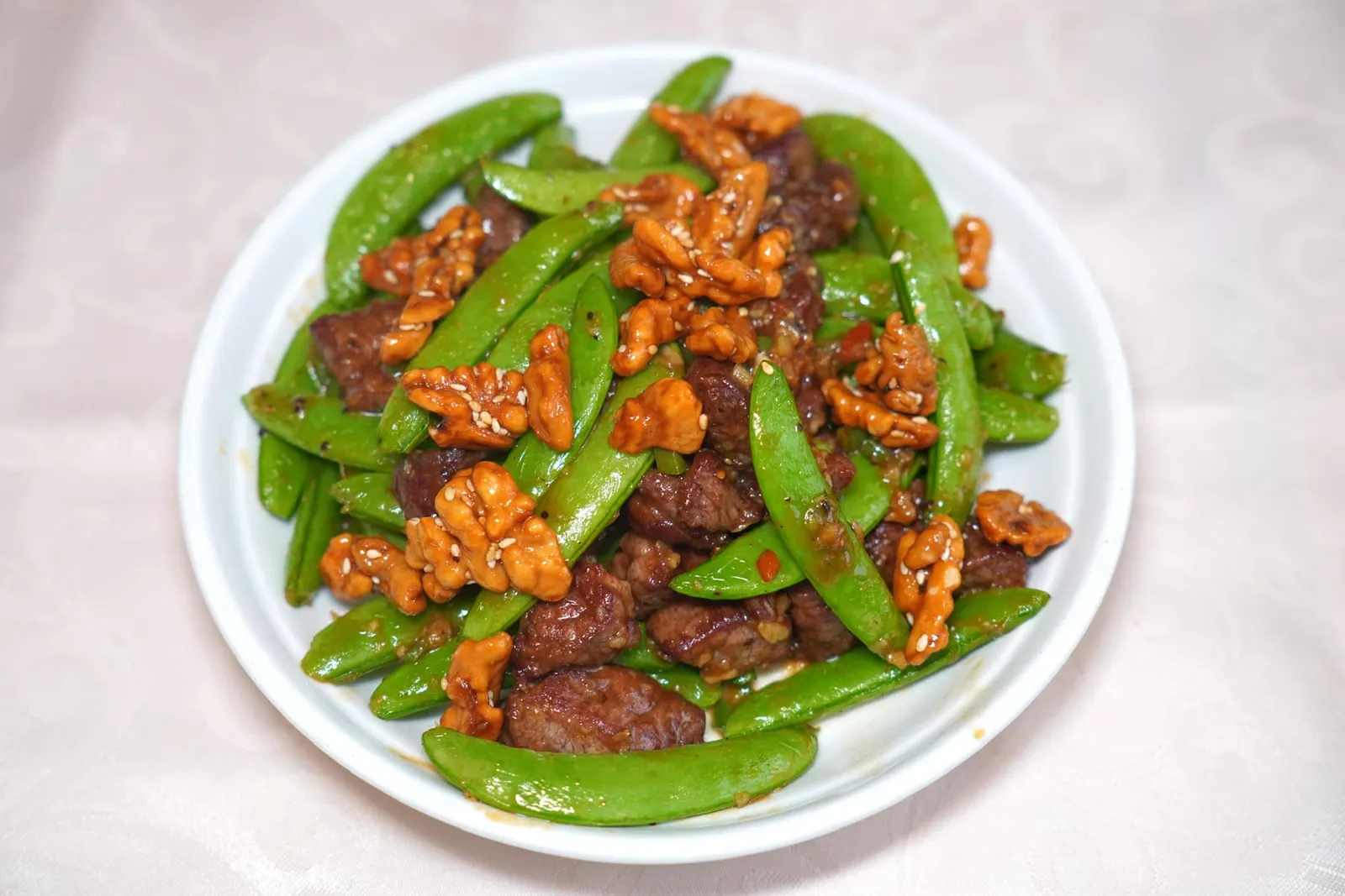 琥珀密椒牛仔肉 (168 HKD+)Beef with green beans and nutsเนื้อวัวผัดมาโดยยังคงไว้ซึ่งความนุ่มและฉ่ำ ในจานยังมีถั่วลันเตาและถั่วพีแคนให้มิติทางเนื้อสัมผัสที่แตกต่างกัน (14/20)