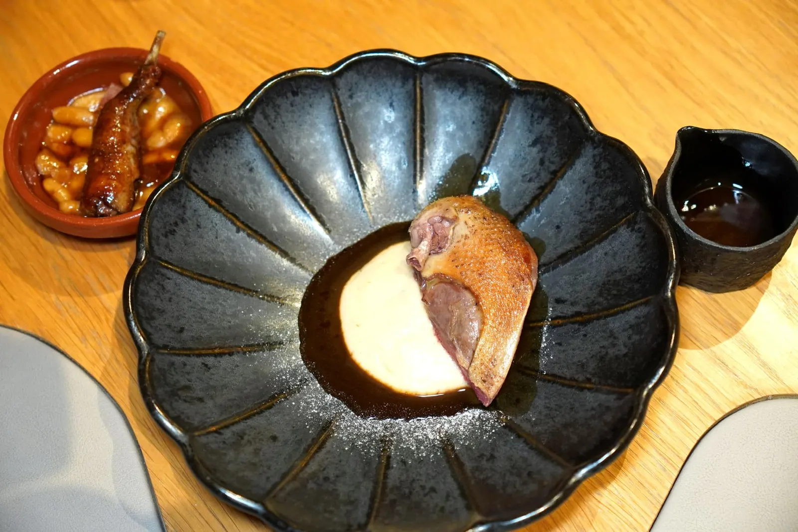 CASSOULET...Claypot cooked Pigeon filet, stuffed pigeon leg, dried tunaหนึ่งใน Signature Dish ประจำตัวของเชฟ Franck Putelat คือการหยิบยกเมนูพื้นบ้านของนคร Carcassonne อย่าง Cassoulet มานำเสนอในรูปแบบใหม่ได้อย่างน่าสนใจ (17/20)