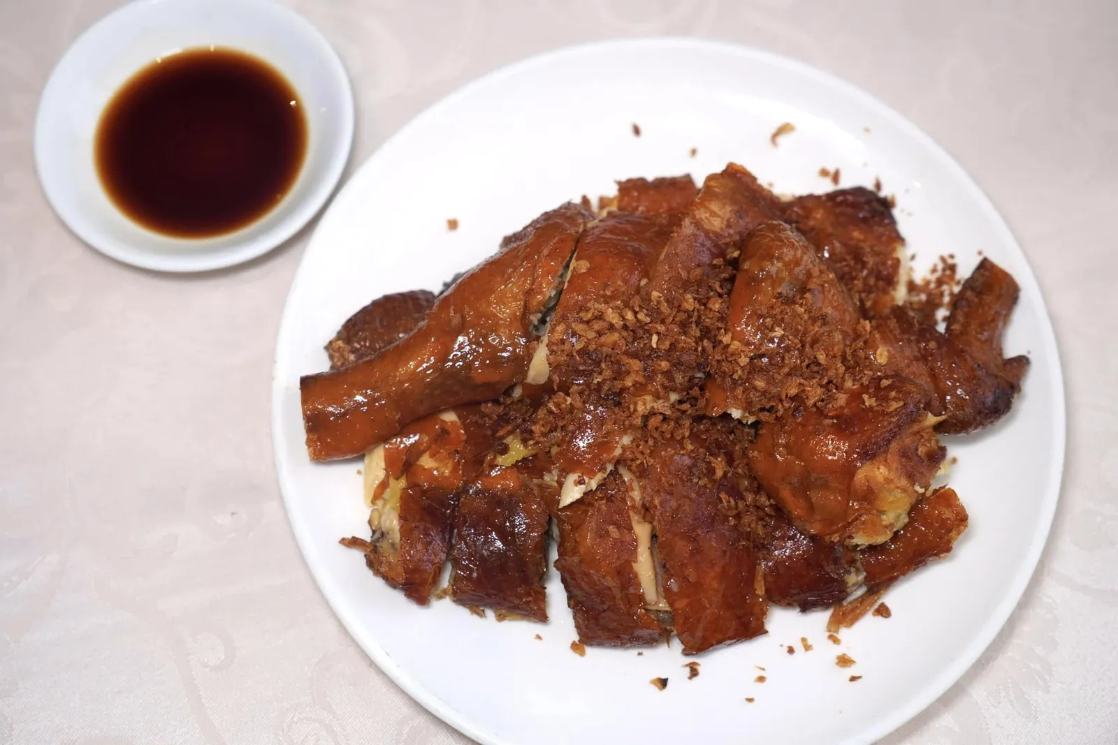 蒜香雞 (半隻) (260 HKD+)Crispy chicken with garlic (Half)เริ่มต้นมื้ออาหารด้วยไก่หนังกรอบโดยเนื้อไก่ยังคงไว้ซึ่งความนุ่มและฉ่ำในขณะที่ส่วนหนังมีความบางและกรอบ ไม่อมน้ำมัน ด้านบนโรยด้วยกระเทียมเจียวช่วยเพิ่มอโรมาให้หอมโชยมาแตะจมูกเลยจริง ๆ (15/20)