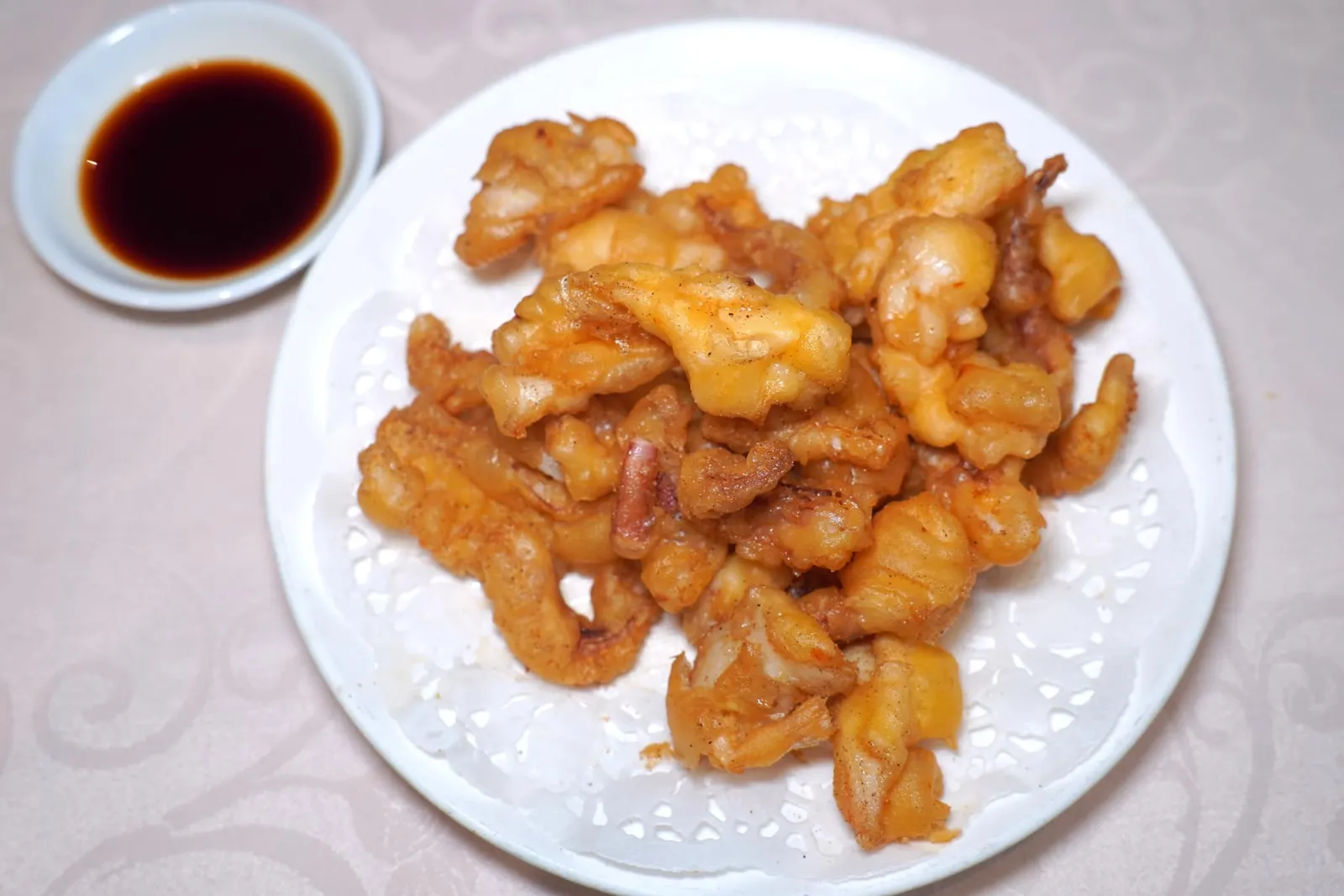 椒鹽鮮魷 (158 HKD+)Deep fried squid with salt and pepperหมึกชุบแป้งทอดมาแบบพื้นบ้าน อย่างไรก็ตามเชฟทอดมาแบบไม่อมน้ำมันแม้แต่น้อยทั้งตัวหมึกยังสุกกำลังดีและไม่หดตัว อย่าลืมจิ้มลงในซีอิ๊วเพิ่มตัดความมันจากการทอด (14/20)