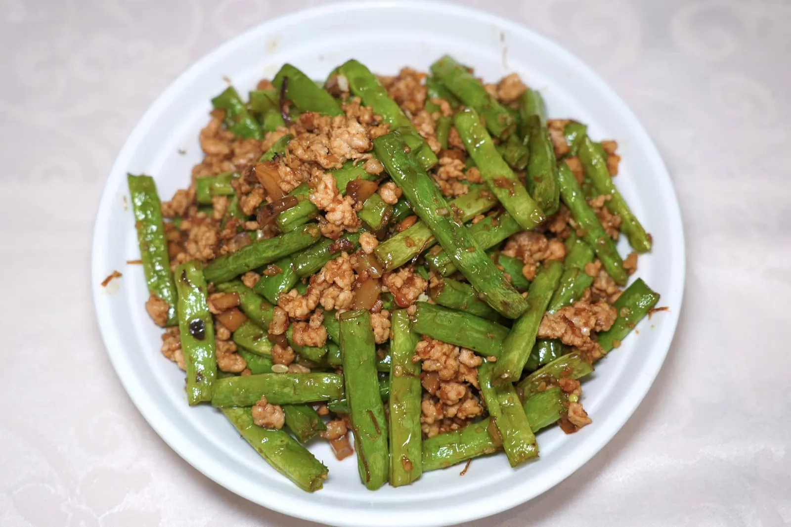 干邊肉鬆四季豆 (168 HKD+)Sauteed spring beans with minced porkหนึ่งในเมนูที่ห้ามพลาดคือถั่วแขกที่ผัดกับหมูสับมาแบบไม่ซับซ้อนแต่กลับให้รสชาติที่อร่อยได้อย่างไม่น่าเชื่อ ชิ้นถั่วสุกกำลังดี กรอบ ไม่เหี่ยว ในขณะที่หมูสับทุกชิ้นยังคงไว้ซึ่งความฉ่ำ นอกจากนี้ตัวซอสที่ใส่มายังมีรสชาติที่เค็มเพียงเบา ๆ เท่านั้น (16/20)