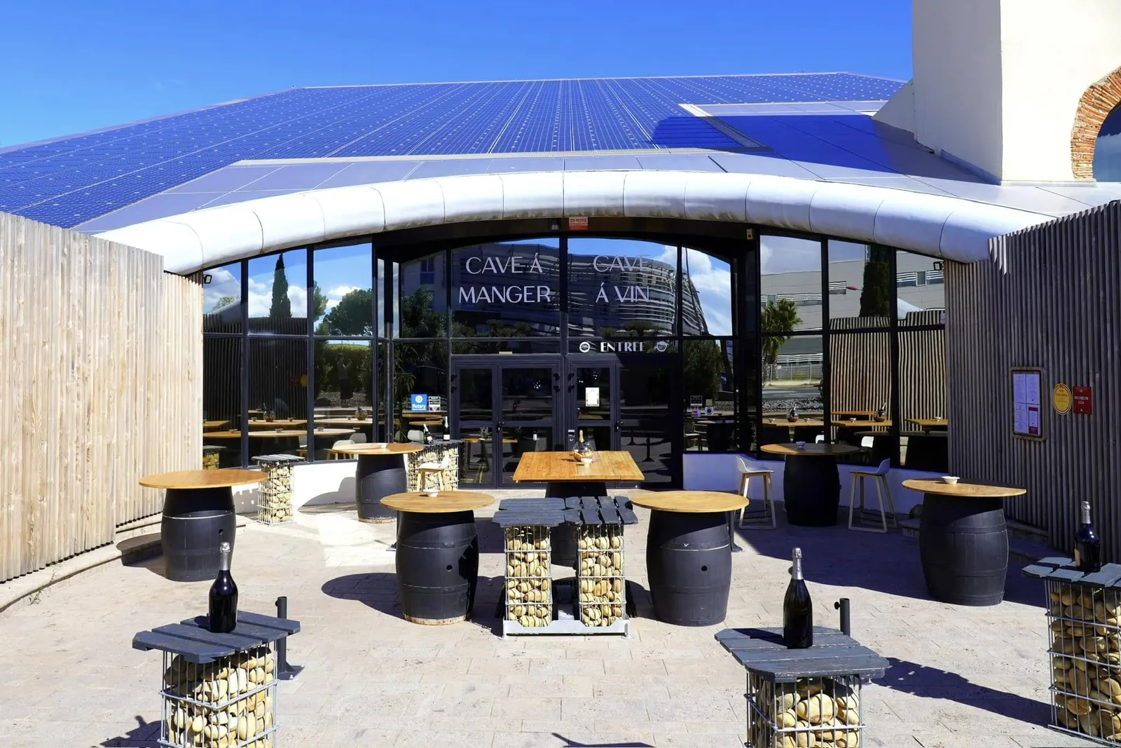 อีกหนึ่งห้องอาหารทีาตั้งอยู่ข้าง ๆ กันคือ Cave à Vin & à Manger - Maison Saint-Crescent ซึ่งการันตีด้วยรางวัล 😋 Bib Gourmand