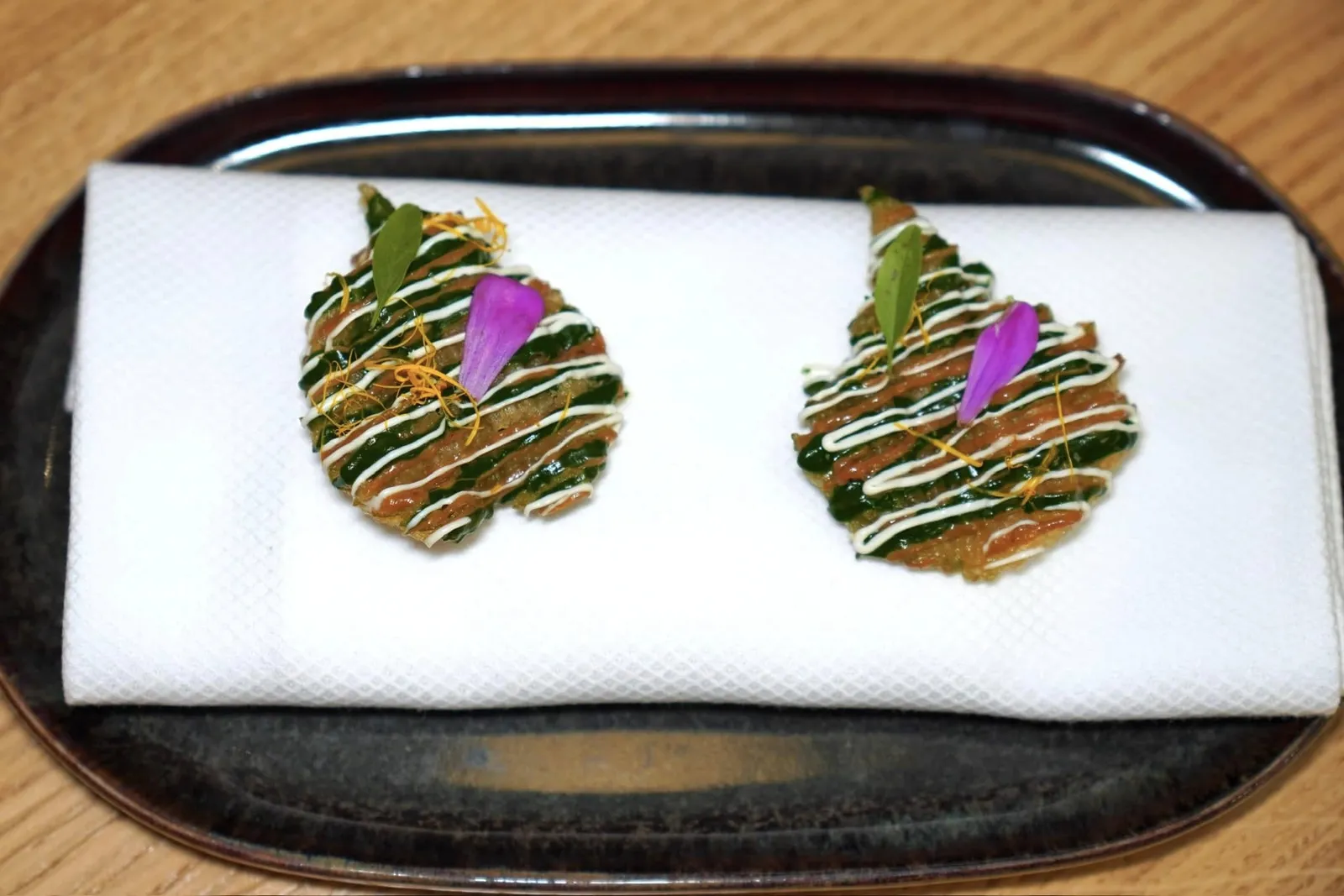 🥄 Pour Commencer... prémices et graminéesFeuille de shiso, condiments estivaux. ”François le jardinier“เทมปุระของใบชิโสะท็อปด้านบนด้วยองค์ประกอบของใบเบซิล (16/20)