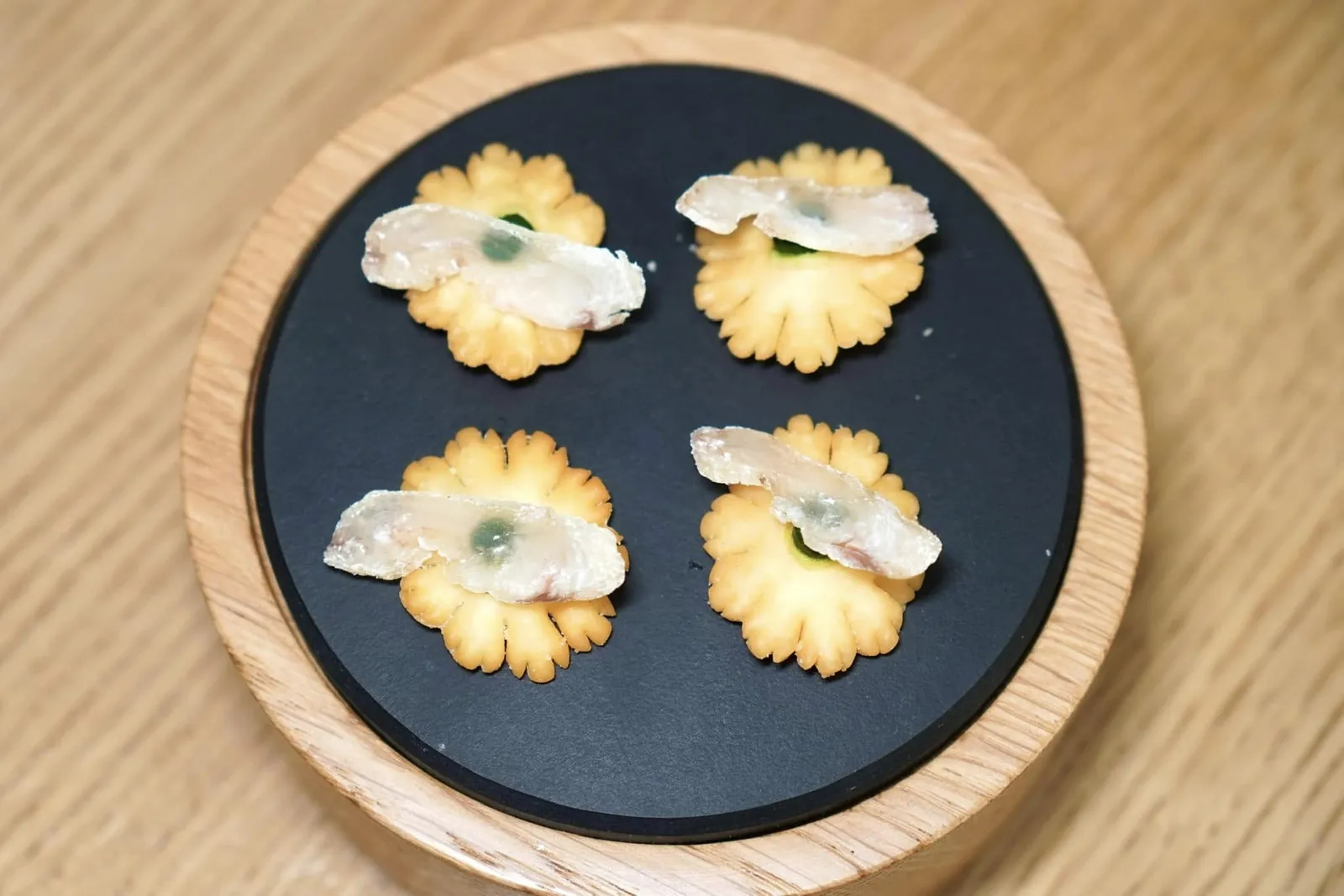 🥄 Pour Commencer... prémices et graminéesBaudroie comme une charcuterie. ”Criée de Port-la-Nouvelle“จากนั้นจบด้วย Charcuterie ที่เตรียมมาจากปลา Monkfish บ่มในเกลือจนแห้งใช้ระยะเวลากว่า 2 เดือนจนกลายมาเป็นไส้กรอกรองด้านล่างด้วยแผ่นแครกเกอร์กรอบ (16/20)