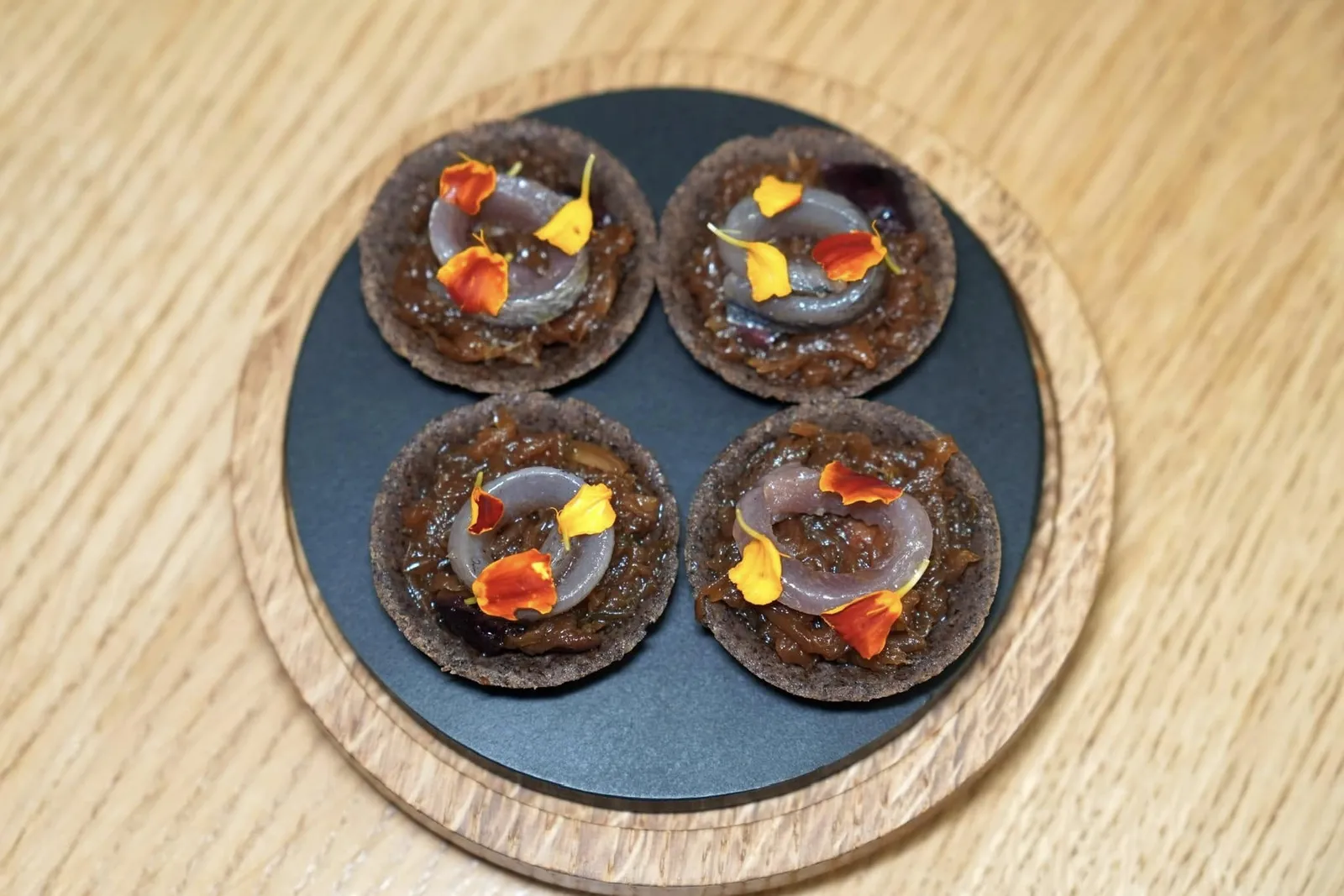 🥄 Pour Commencer... prémices et graminéesAnchois frais de nos Côtes en pissaladière. ”Pêche locale“เชฟหยิบยก Pissaladière ซึ่งเป็นอาหารท้องถิ่นในแถบนี้เสิร์ฟมากับปลาแองโชวี่ท้องถิ่นสด ๆ และหัวหอมใหญ่หวาน ๆ (16/20)