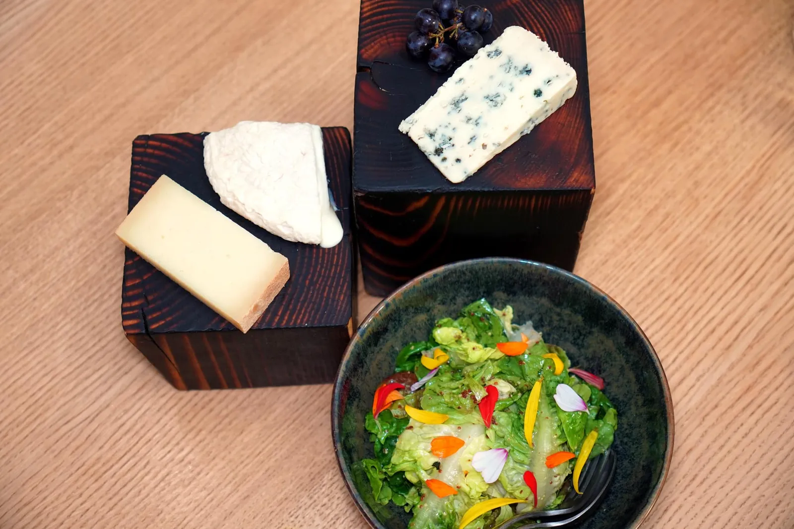 🥄 Pour Conclure... laitière et sucréeSélection de fromages, Salade d'à côté, herbes et fleurs. "Jacques Tison"ถัดมาเป็นชีสท้องถิ่นเริ่มต้นที่ชีสนมแพะจากแถบ Minervois ถัดมาคือชีส Tomme จากแถบเทือกเขา Pyrenees แล้วจึงจบด้วย Roquefort ซึ่งเป็นบลูชีสที่มีรสชาติเข้มข้นที่สุด เชฟเสิร์ฟมากับองุ่นรวมไปถึงสลัดเคียงใส่สมุนไพรและดอกไม้รับประทานได้