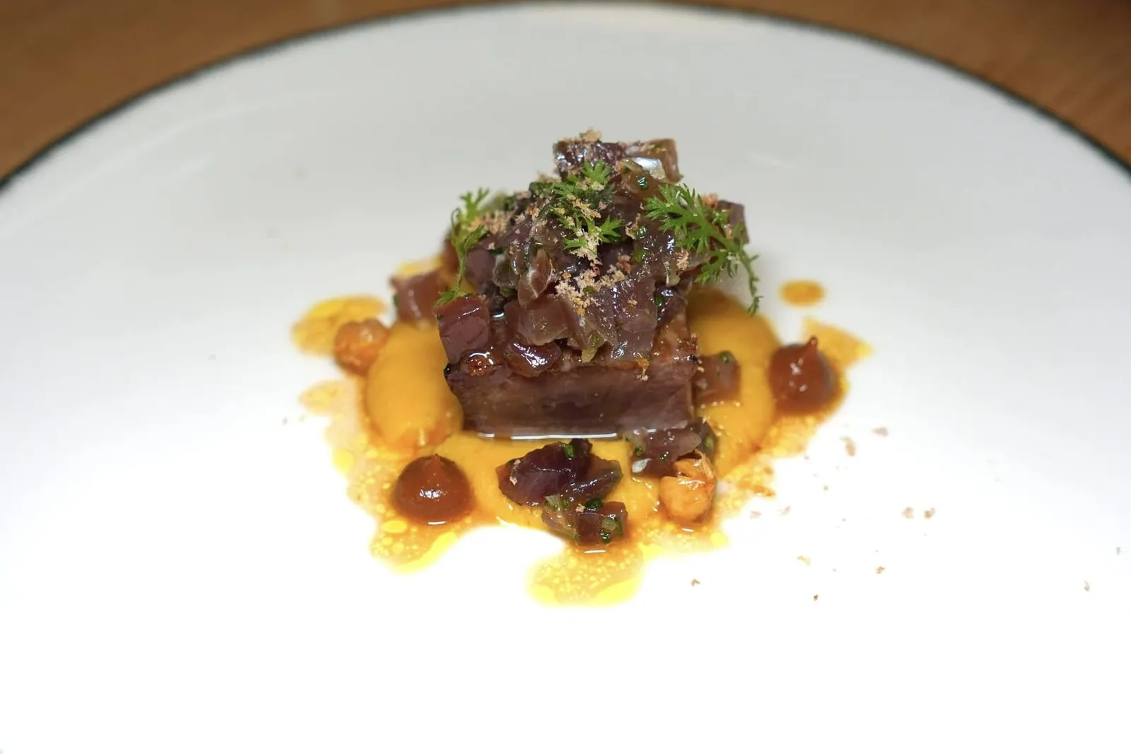 🥄 Inspirations marinesThon rouge du Golfe du Lion, pois chiches fermentés, bouillon réduit ”Lou Maniac“ปลาทูน่าบลูฟินแห่งท้องทะเลเมดิเตอร์เรเนียนที่ผ่านกระบวนการ Ikejime เสิร์ฟมาใน 3 รูปแบบที่แตกต่างกันคือส่วนที่ผ่านการปรุงสุก, ส่วนที่เดิบแบบดิบสับมาเป็น Tartare และผงด้านบนที่เตรียมมาจากทูน่าแห้ง นอกจากนี้ยังมีถั่วลูกไก่เสิร์ฟมาอีก 3 รูปแบบคือถั่วลูกไก่ปกติ, ครีมถั่วลูกไก่ และถั่วลูกไก่ที่ทอดมาเบา ๆ เพื่อเพิ่มความกรอบ รอบ ๆ คือ Bouillon ที่ผ่านการเคี่ยวมาจนงวดนั่นเอง (16/20)