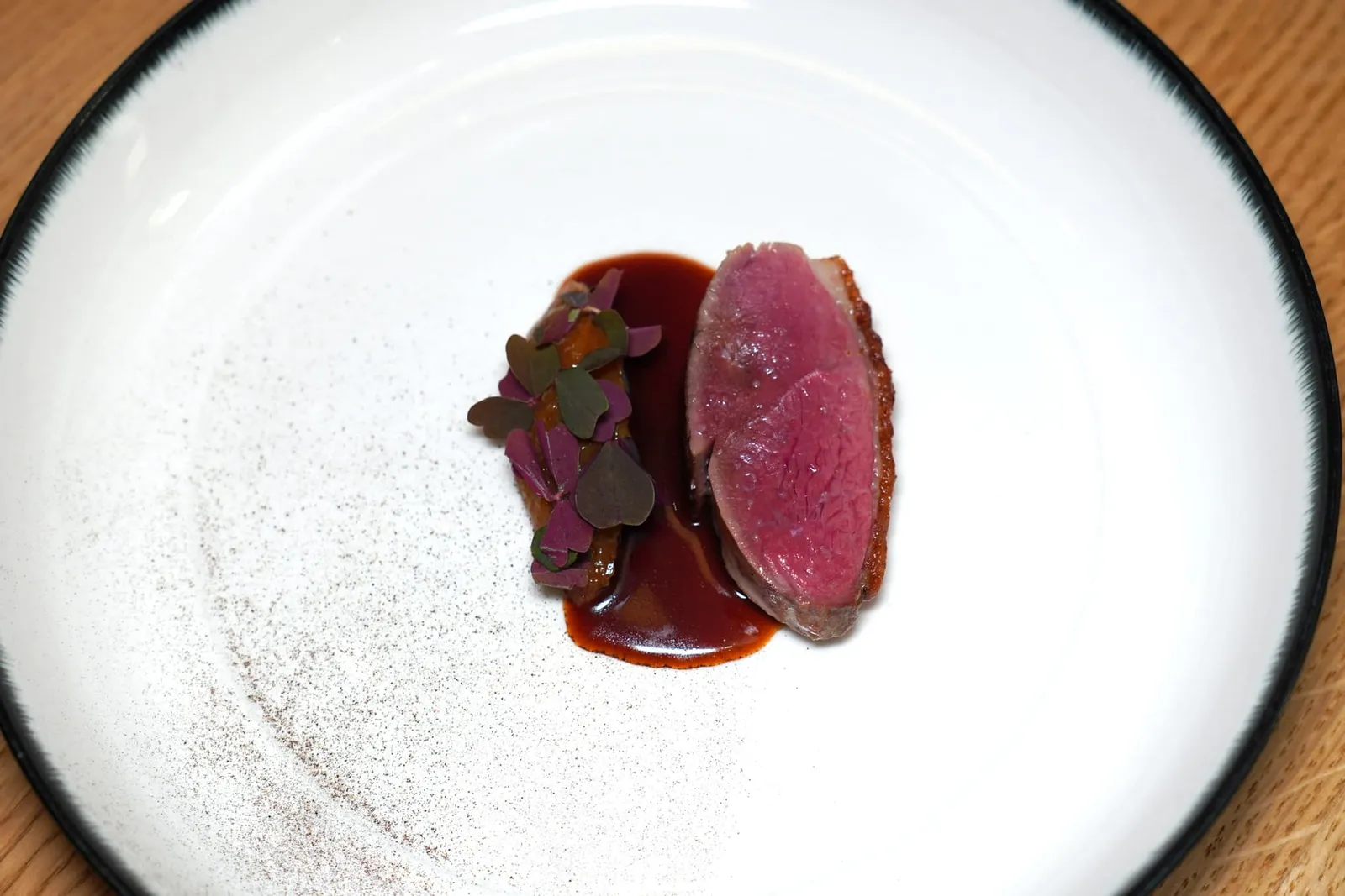 🥄 Inspirations animalesPoitrine de Canard maturée, Jus d'une gastrique, œuf généreux. ”Damien de la ferme Sigeannaise“นอกจากนี้ยังมียังมีซอสที่ผสมผสานน้ำสต๊อกเป็ดกับลูกพรุนเข้าด้วยกัน (16/20)
