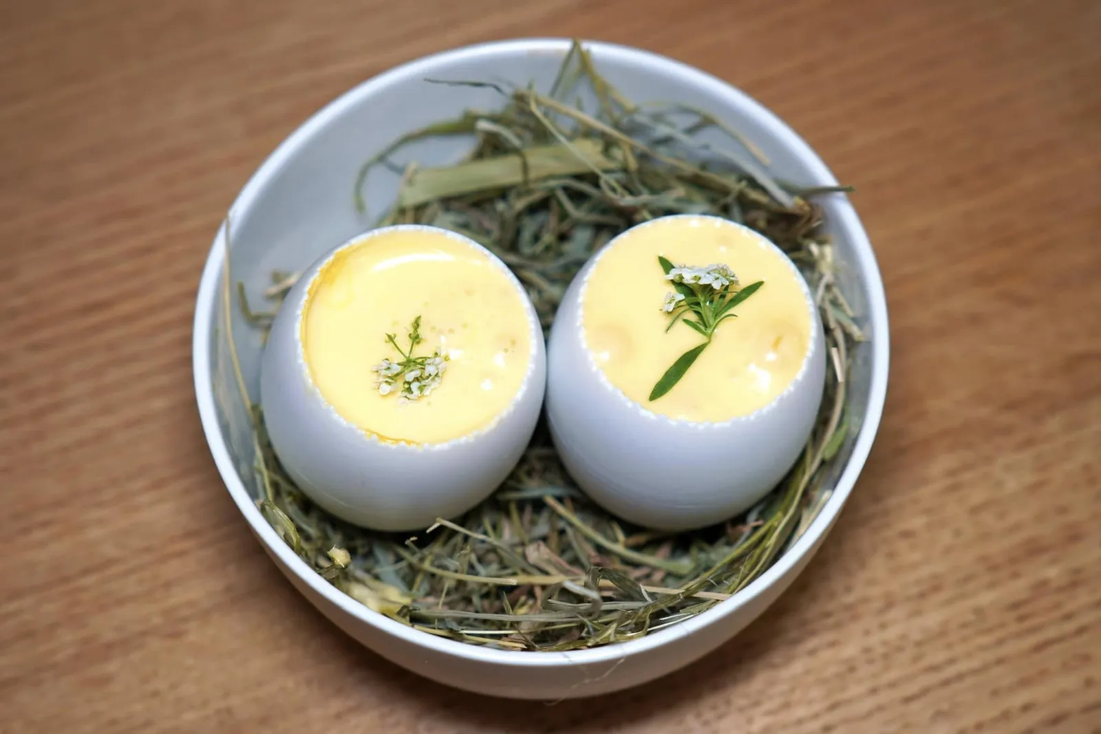 🥄 Inspirations animalesPoitrine de Canard maturée, Jus d'une gastrique, œuf généreux. ”Damien de la ferme Sigeannaise“ข้าง ๆ กันคือไข่เป็ดเสิร์ฟมาในภาชนะทรงไข่ ด้านในมีขาเป็ดและชิ้นฟัวกราส์ตับเป็ดใส่มาด้วย (16/20)