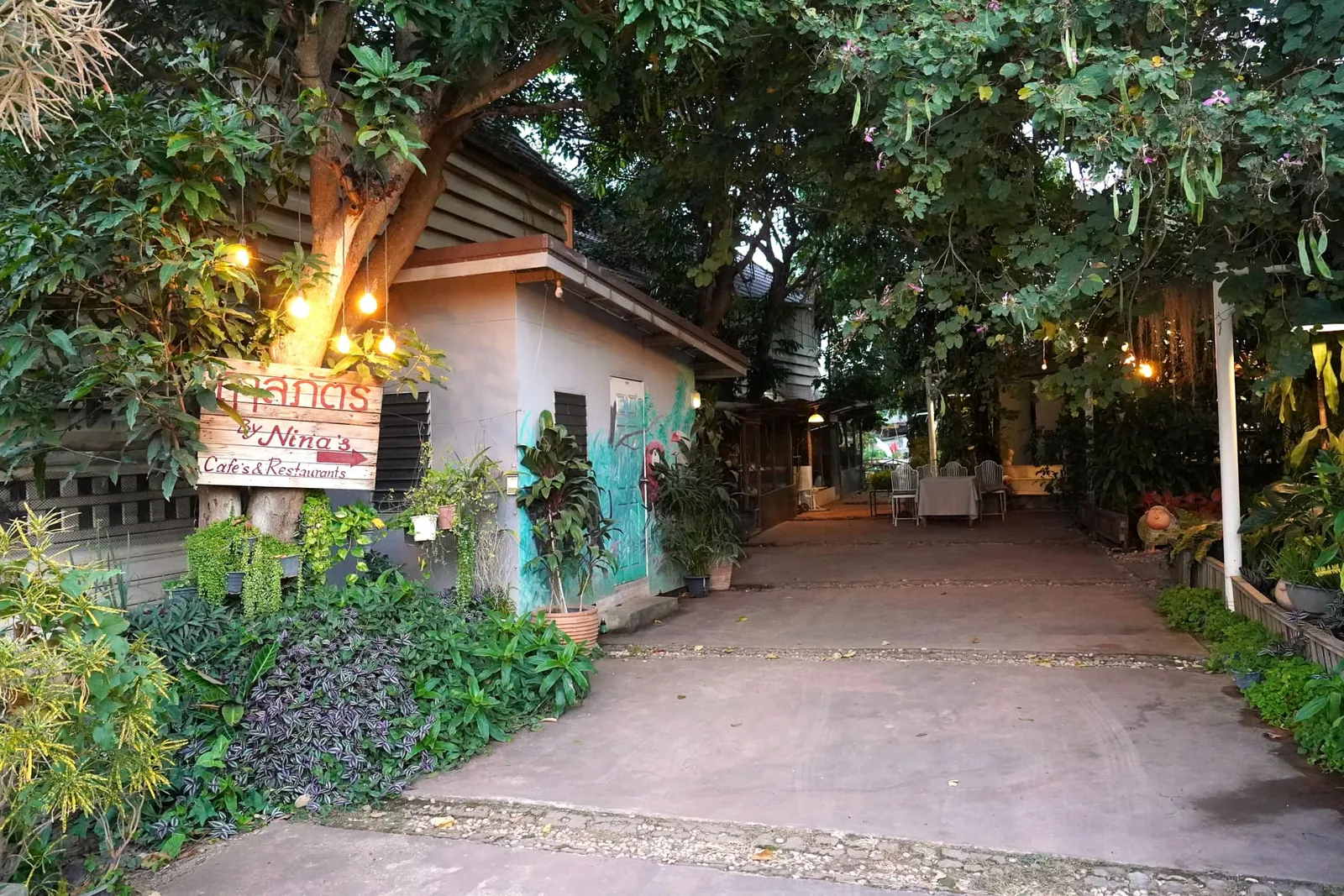 บริเวณทางเข้าร้าน