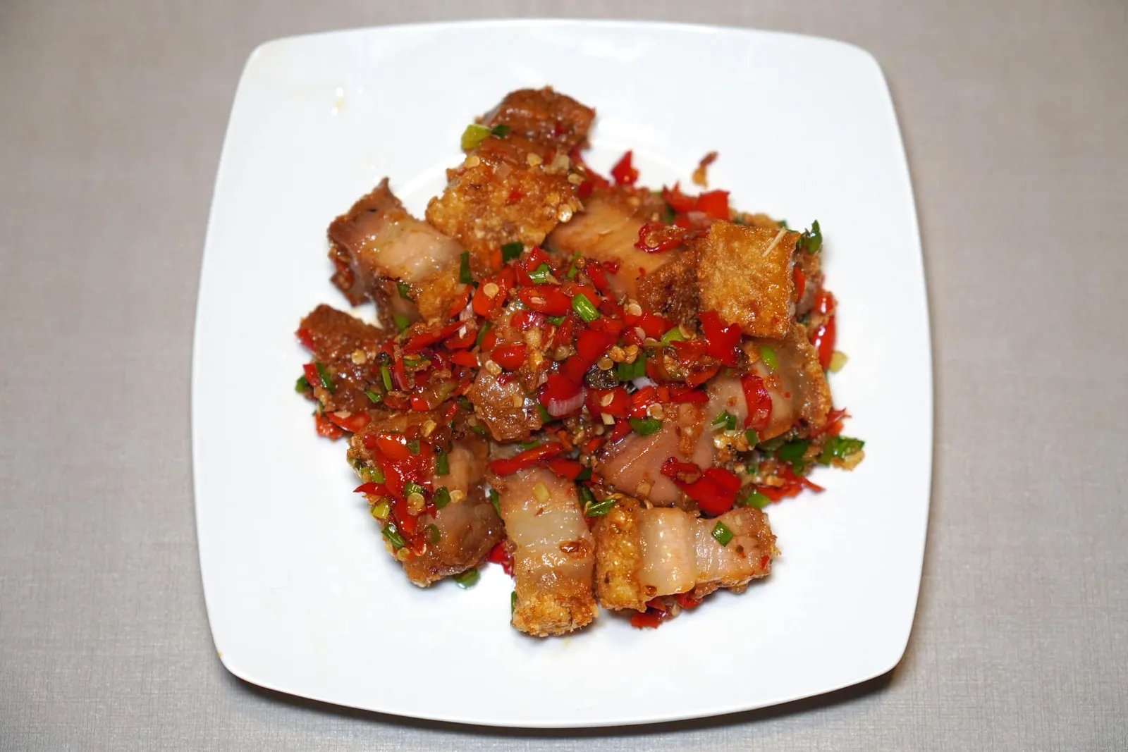 หมูกรอบผัดพริกเกลือ (350)หมูกรอบผัดกับพริกเกลือในไฟแรงแล้วเสิร์ฟมามาแบบรสชาติจัดจ้าน ขอแนะนำให้คลุกกับข้าวสวยร้อน ๆ เข้ากันดีมาก ๆ (13/20)
