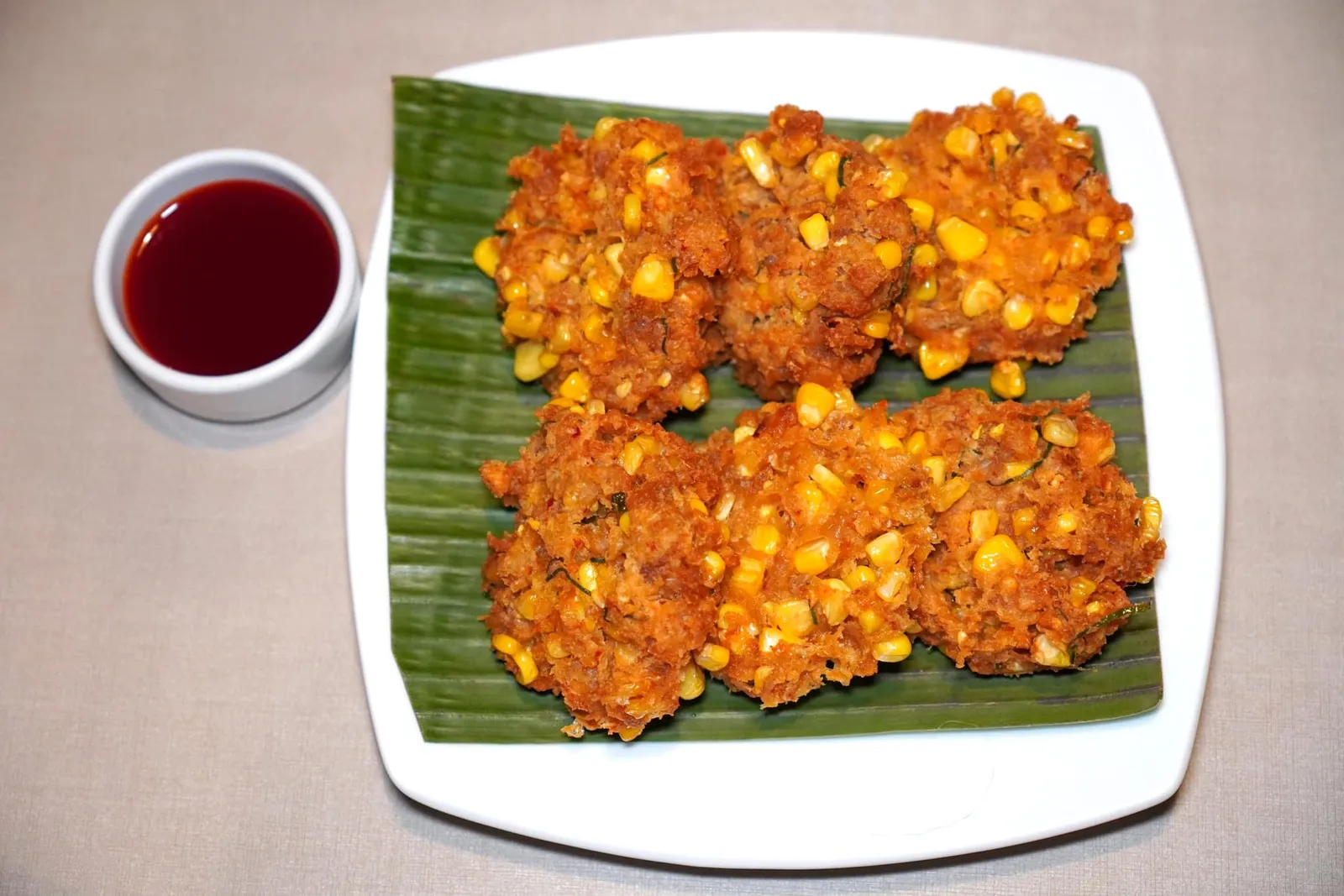 ทอดมันข้าวโพด (300)ทอดมันข้าวโพดที่เราได้ชิมค่อนข้างแห้งไปเล็กน้อย อย่างไรก็ตามข้าวโพดมีความหวานฉ่ำเข้ากันกับซอสเปรี้ยวหวานที่ให้มาด้วย (13/20)
