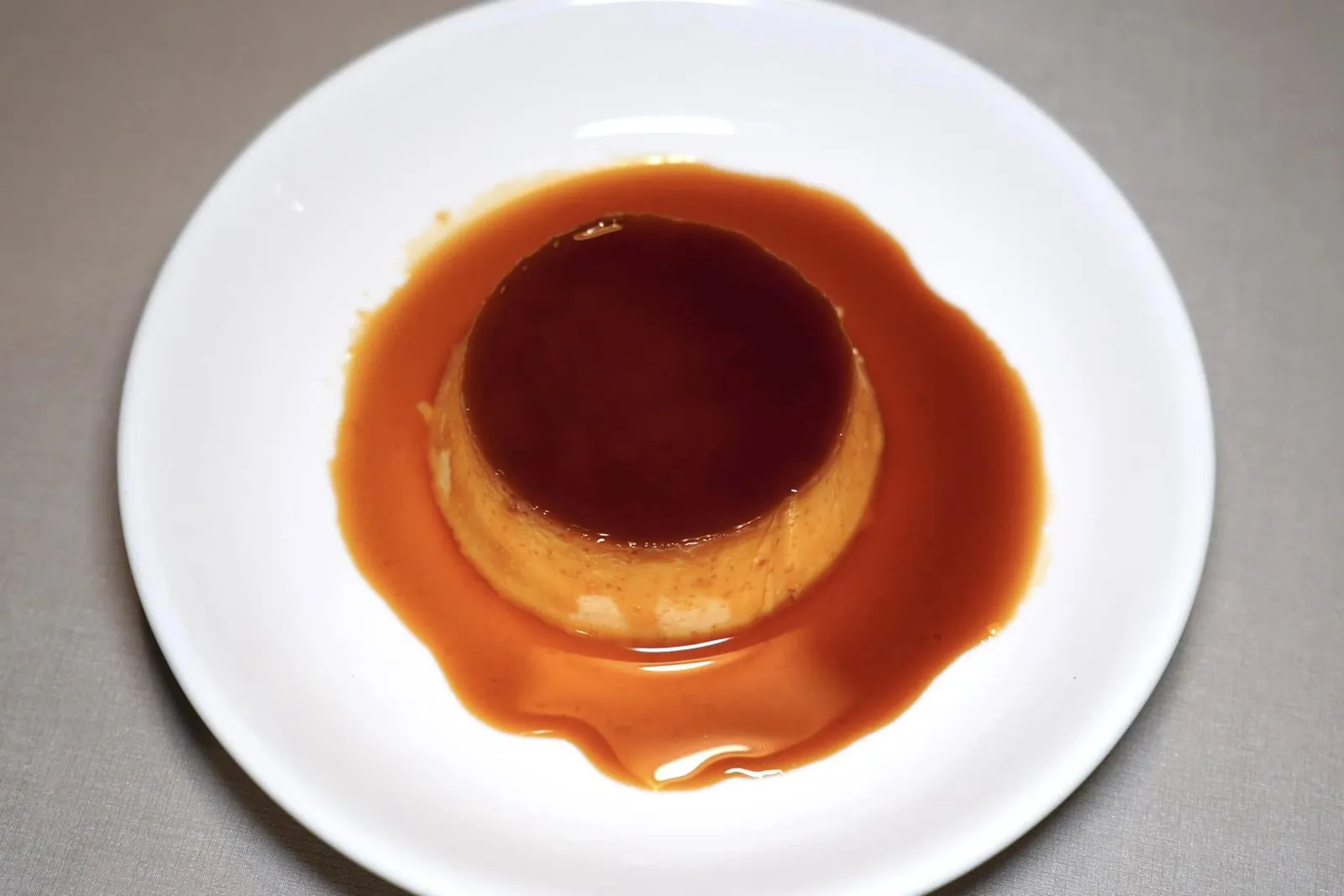 คาราเมลคัสตาร์ดมะพร้าวอ่อน (120)ปิดท้ายด้วยสุดยอดของหวานรสเลิศอย่าง Flan หรือคาราเมลคัสตาร์ดเนื้อละมุนที่มีความหอมมันของมะพร้าวอ่อน ตัวซอสมีความขมที่ลงตัวและมีมิติ (14/20)