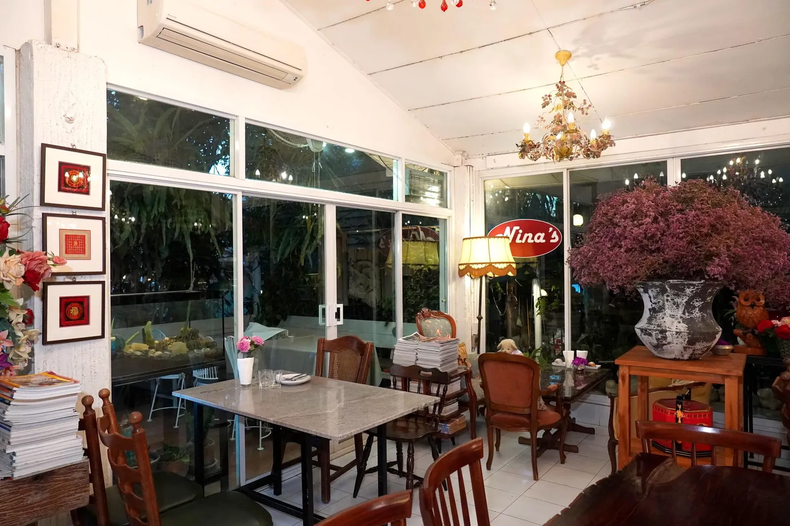 ส่วนห้องรับประทานอาหารหลักมีเครื่องปรับอากาศเย็นสบาย ด้วยความที่ทางร้านมีวัตถุดิบอย่างจำกัดทำให้บางวันคุณนีน่าอาจไม่รับลูกค้าแบบ Walk-in