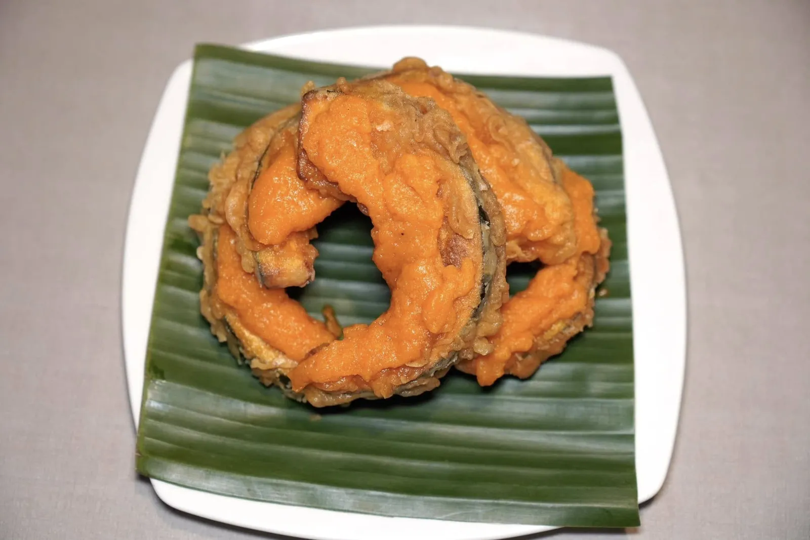 ฟักทองญี่ปุ่นทอดกรอบคลุกผัดไข่เค็ม (300)สุดยอดเมนูแนะนำที่ต้องสั่งสำหรับผู้ที่แวะมาครั้งแรกคือฟักทองญี่ปุ่นที่เชฟนำไปทอดจนกรอบ ส่วนเนื้อฟักทองมีความนุ่มและหวานโดยธรรมชาติ ด้านบนคือซอสไข่เค็มที่มีความหอม มัน และนัวเข้ากันได้ดี (15/20)