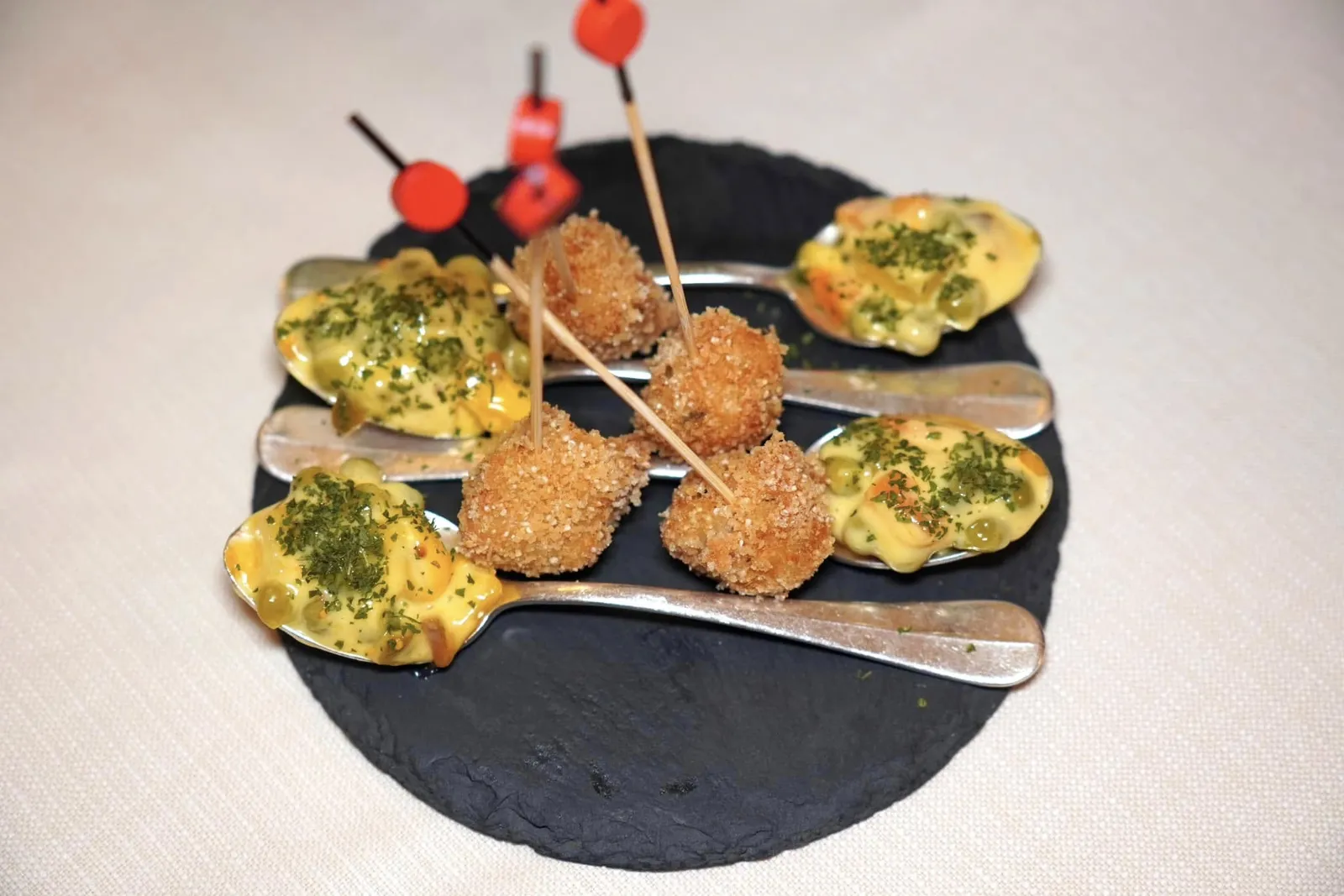 Amuse-boucheถัดมาคือ Cuttlefish Balls หรือลูกชิ้นหมึกนุ่มหนึบ สุดท้ายคือ Insalata Russa หรือ Russian Salad เสิร์ฟมาแบบพร้อมชิมใน 1 คำ (15/20)