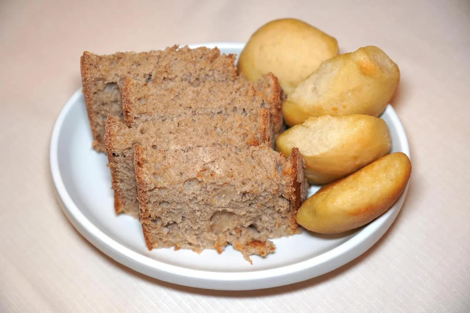 Breadจานขนมปัง
