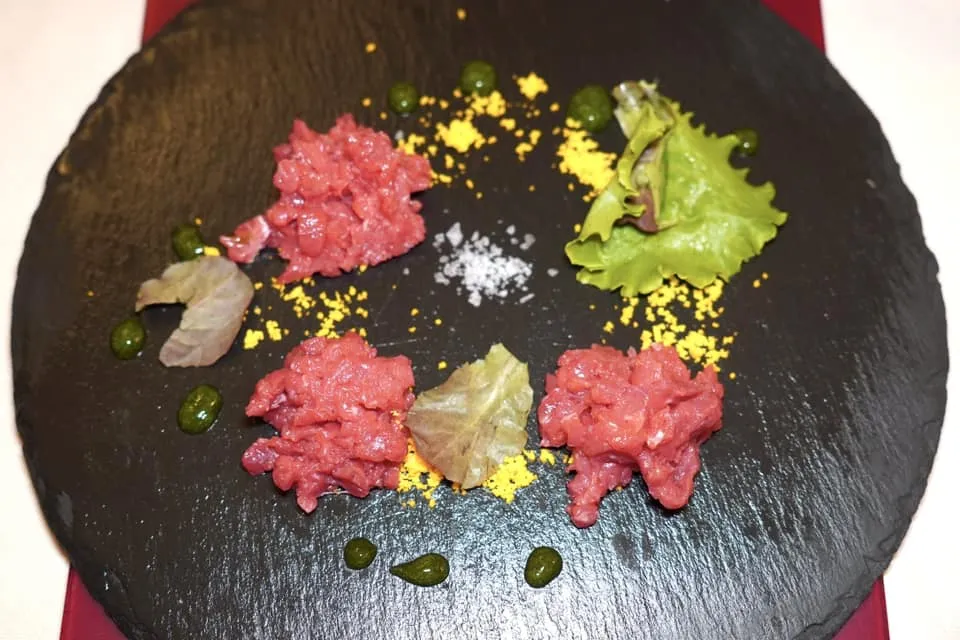 Knife-cut Fassone beefเนื้อวัว Fassone สับมาหยาบ ๆ แบบ Tartare ให้เนื้อสัมผัสที่ดีเมื่อรัยประทานไปกับเกลือ นอกจากนี้ล฿กค้ายังสามารถเติมน้ำมันมะกอกลงไปเพื่อทำหน้าที่สร้างอีกมิติของเนื้อสัมผัสขึ้นมาได้อีกด้วย (14/20)