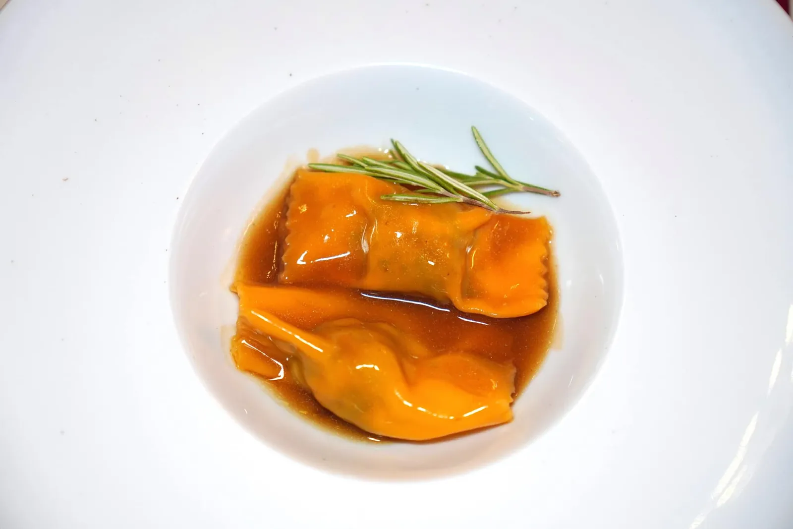 Chicken agnolotti with aromas from the gardenAgnolotti เป็นพาสต้าทรงเกี๊ยวเสิร์ฟมา 2 ชิ้นใหญ่ ด้านในบรรจุเนื้อไก่บดกับสมุนไพรนานาชนิด รอบ ๆ คือน้ำซอสรสชาริกลมกล่อม (15/20)