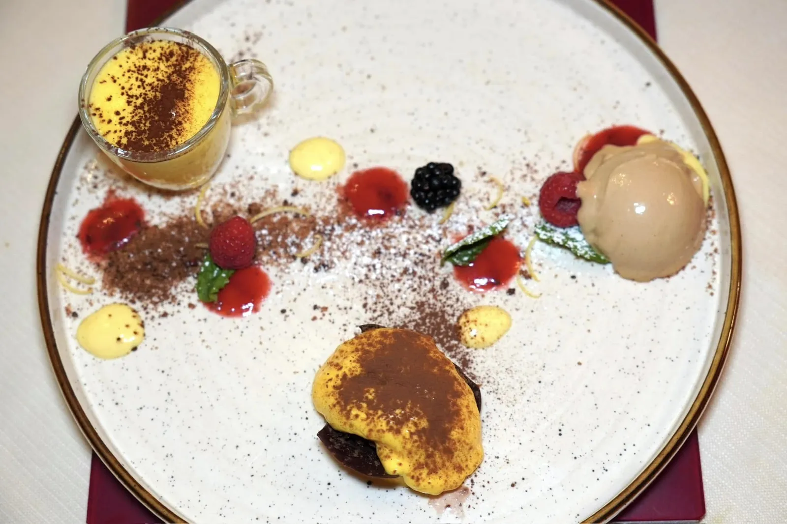 Zabaglione, Tiramisu and Bonet ice creamปิดท้ายด้วยของหวานอย่าง Zabaglione เนื้อเนียนละมุนโรยด้านบนด้วยผงที่เตรียมมาจากไวน์หวาน Moscato ด้านล่างยังมี Moscato Wine Jelly สร้างมิติทางเนื้อสัมผัสที่ดี ข้าง ๆ กันคือ Tiramisu ที่มีรสชาติของเหล้า Amaretto เข้มข้น สุดท้ายคือ Bonet Ice Cream ซึ่งเป็นของหวานท้องถิ่นของภูมิภาค Piedmont นั่นเอง (15/20)