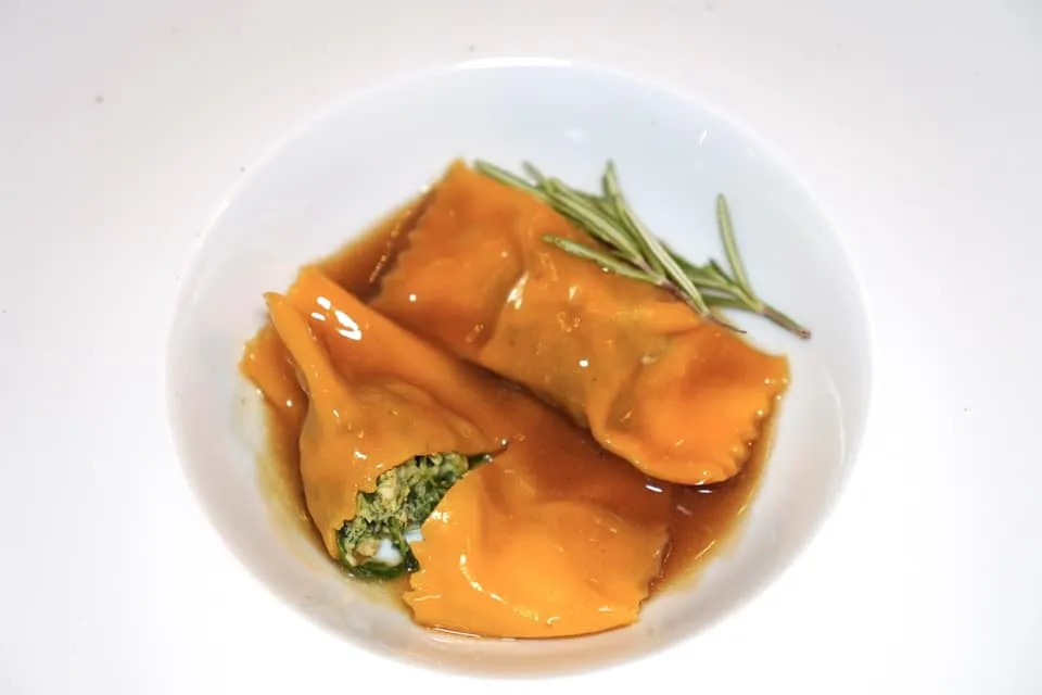 Chicken agnolotti with aromas from the gardenไส้ด้านในของ Agnolotti (15/20)