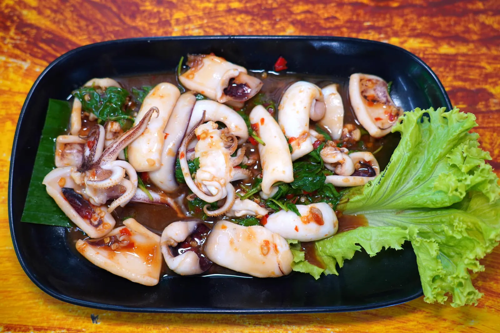 กระเพราปลาหมึก (150)หนึ่งในจานที่อร่อยและดีเกินคาดไปมากคือผัดกระเพราที่มีความขลุกขลิกรสชาติเข้มข้น ชิ้นปลาหมึกมีความเด้งกรอบ หอมกลิ่นใบกระเพราเด่นชัด (15/20)