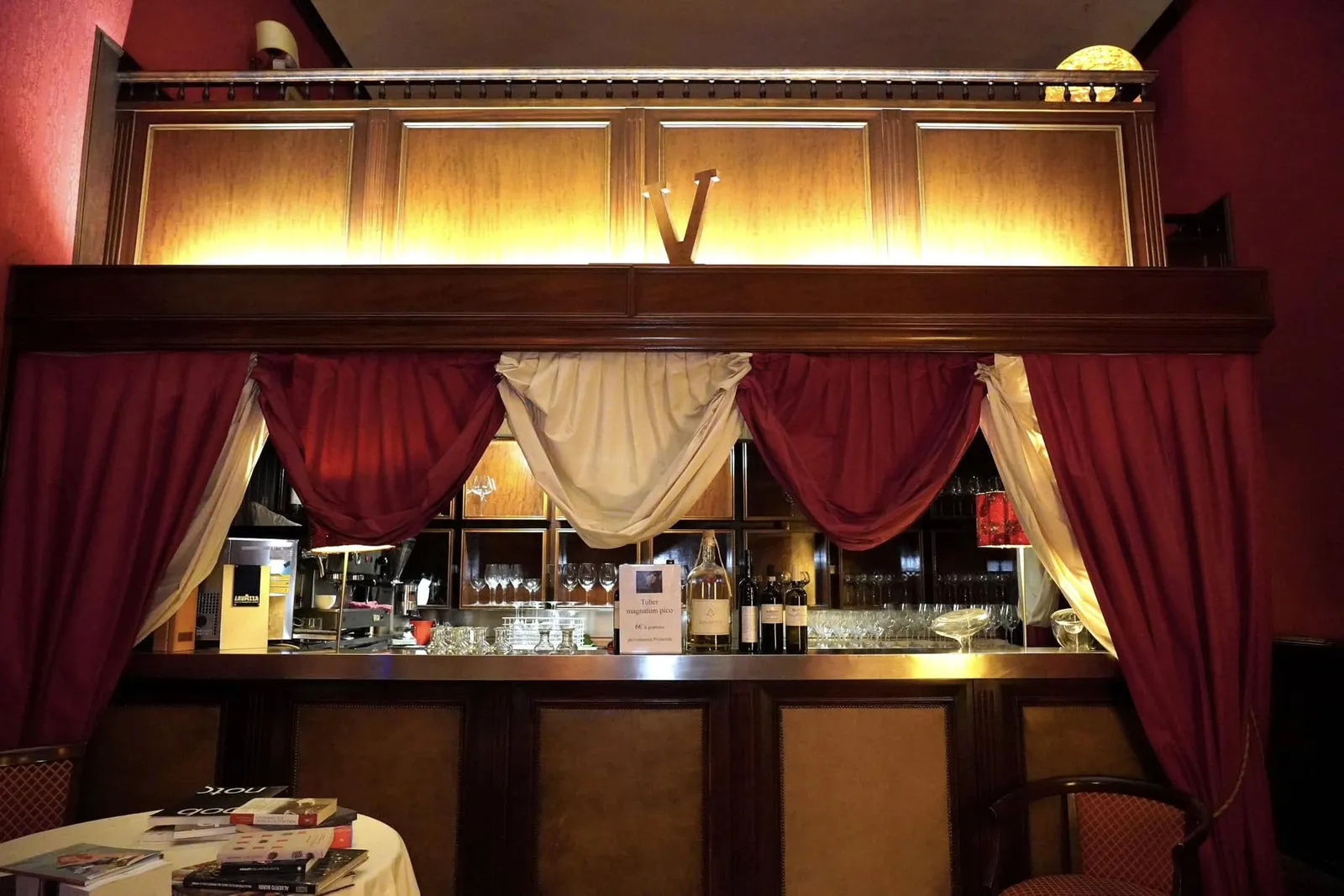 บริเวณทางเข้าร้านเป็นโต๊ะและเก้าอี้ที่คุณ Umberto ใช้ประจำการต้อนรับและพาลูกค้าไปยังโต๊ะของตัวเอง ข้าง ๆ กันคือบาร์สำหรับจัดเตรียมเครื่องดื่ม