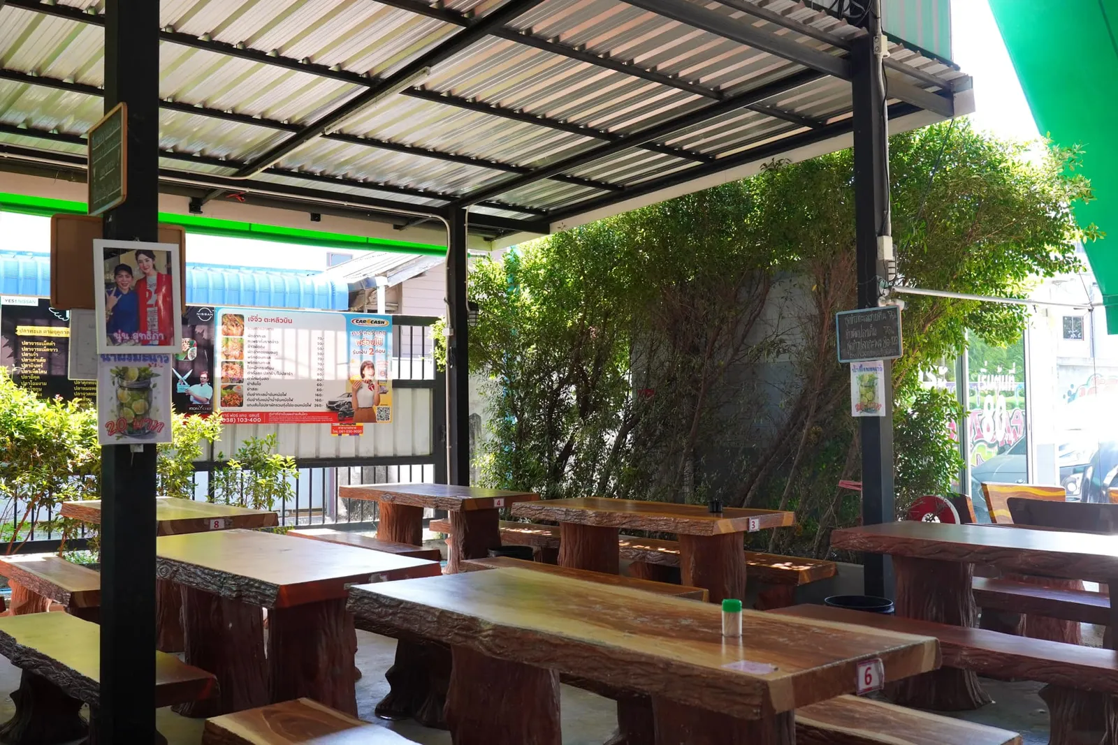 ร้านเจ๊จิ๋วตะหลิวบินการันตีด้วยรางวัลมากมายไม่ว่าจะเป็นเชลล์ชวนชิม ผู้ชนะรายการเชฟกระทะเหล็ก รวมไปถึงการมีชื่อเข้าไปติดอยู่ในมิชลินไกด์ปีล่าสุด นอกจากนี้ในช่วงเย็นหลังร้านปิดเธอยังผันตัวไปเป็นช่างประจำร้านเสริมสวยของตัวเองอีกด้วย