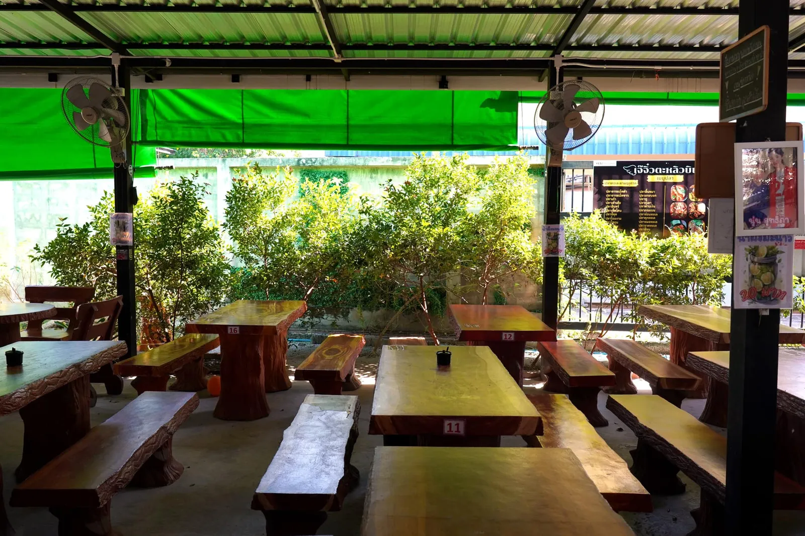 🎗️ ทางร้านมีตัวเลือกเมนูหลากหลายแต่เราขอแนะนำเมนูจำพวกผัด คั่ว และแกงที่ใช้อาหารทะเลเป็นวัตถุดิบหลัก