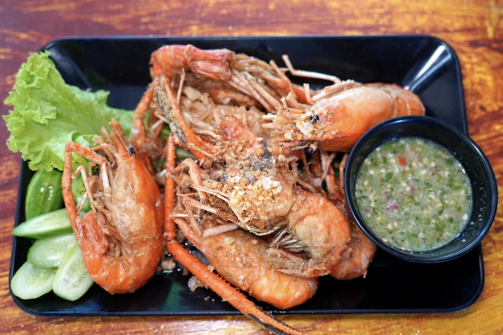 กุ้งกระเทียม (150)กุ้งแม่น้ำที่ทางร้านใช้จับมาจากแหล่งน้ำตามธรรมชาติเท่านั้น เจ๊จิ๋วนำไปผัดกับกระเทียมเสิร์ฟมาคู่กันกับน้ำจิ้มซีฟู้ดรสเด็ด (13/20)